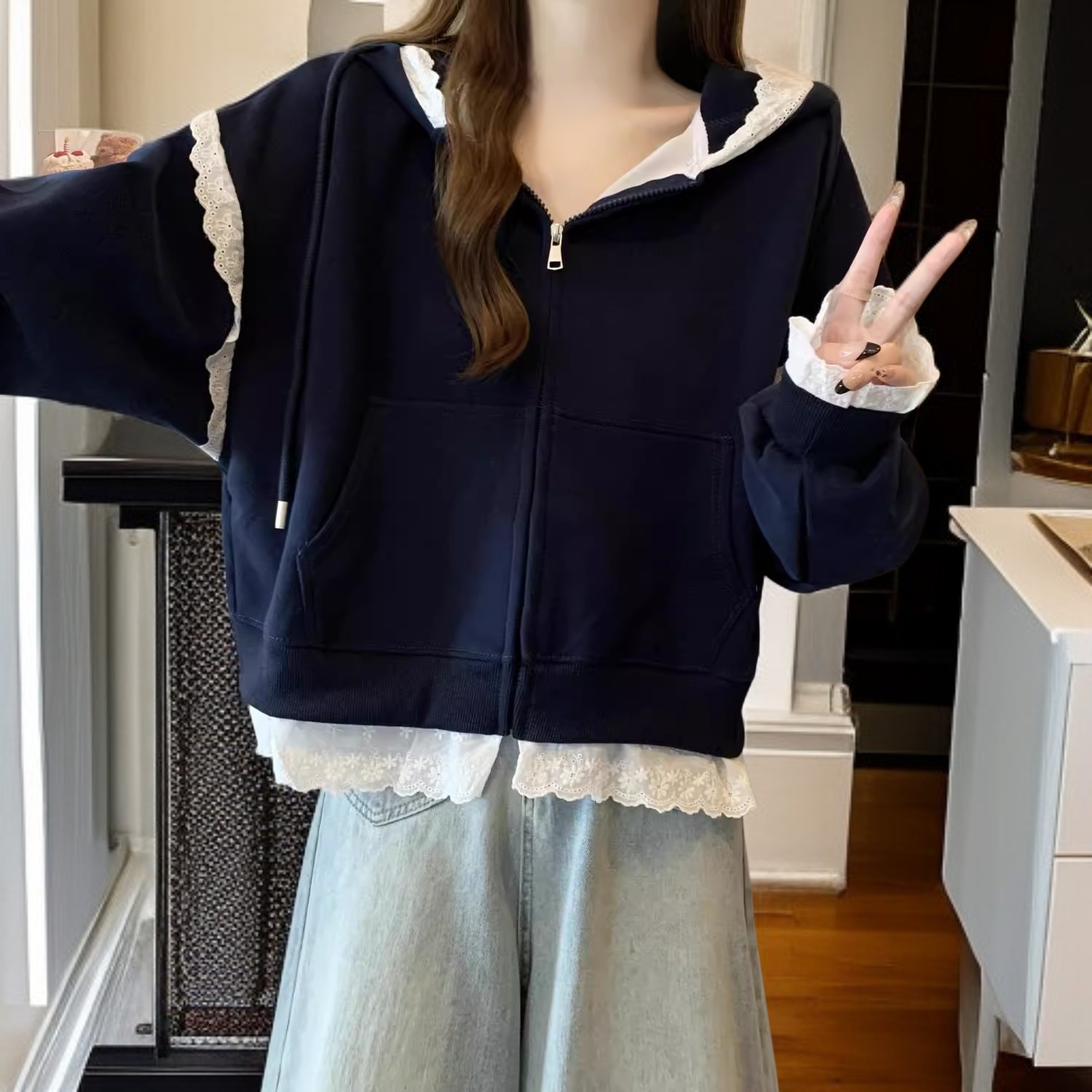 フード付きレースコートのディテール写真