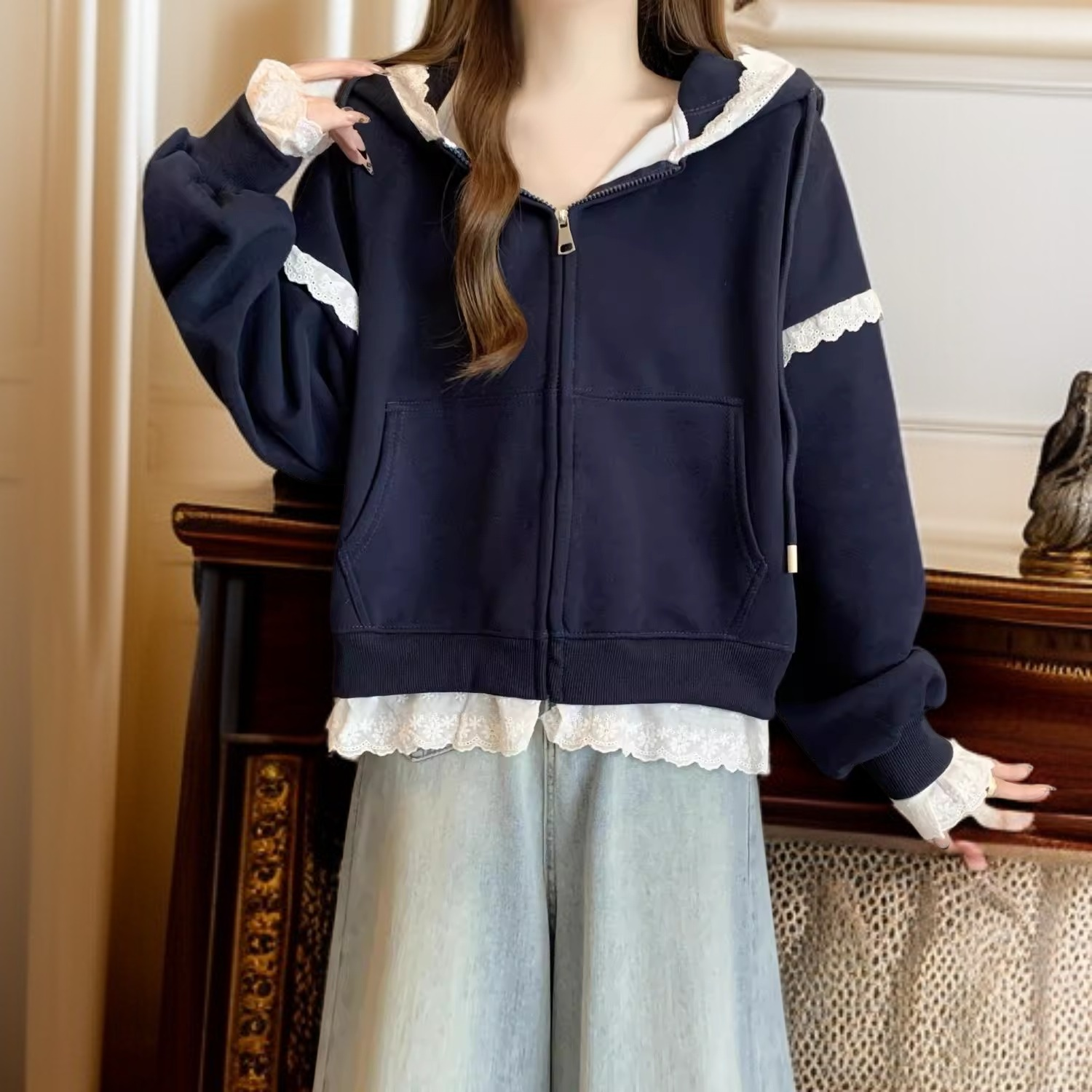 袖部分のレース装飾が美しいカーディガン