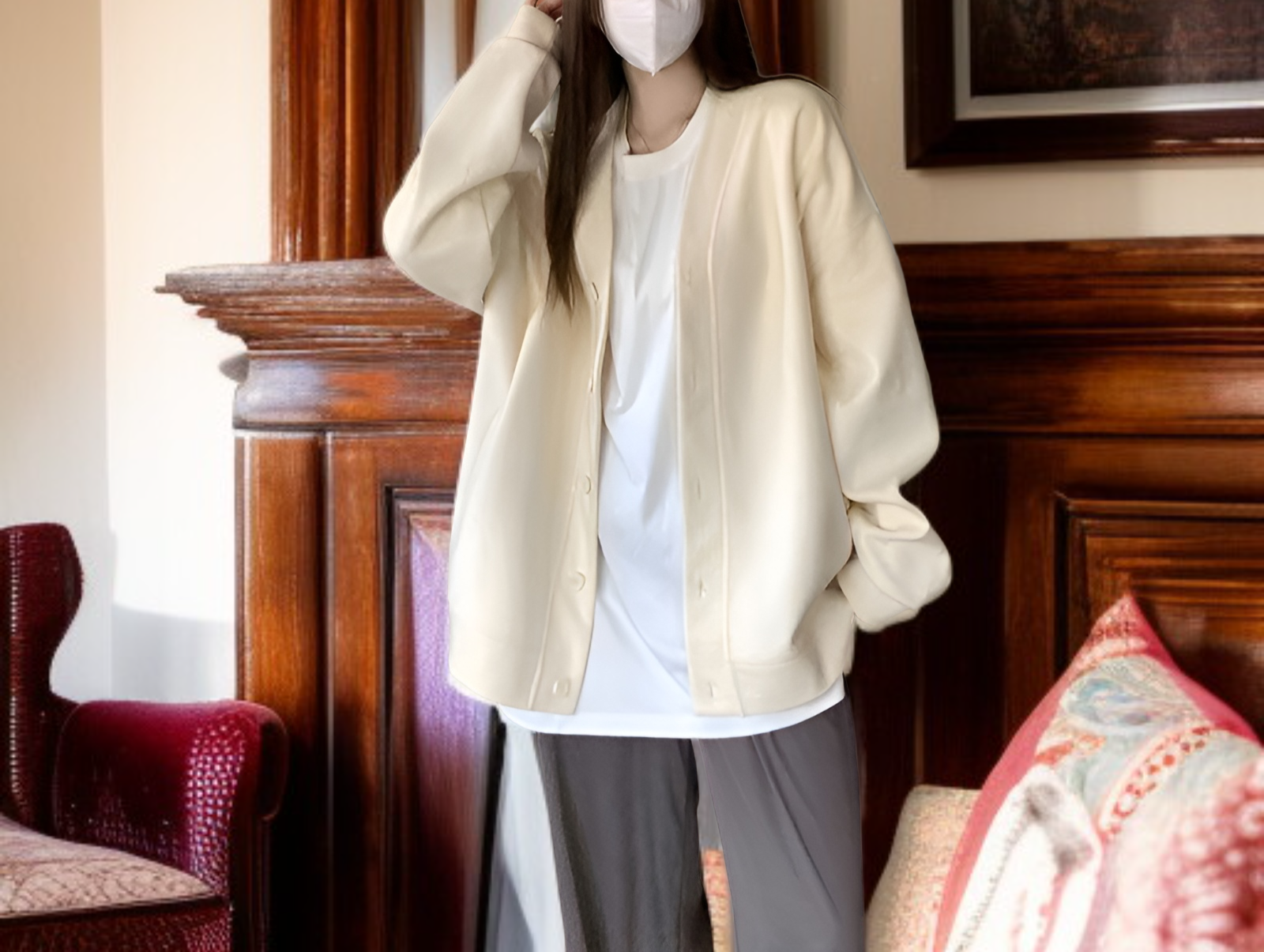 おしゃれなボタン付きカーディガンの着用例