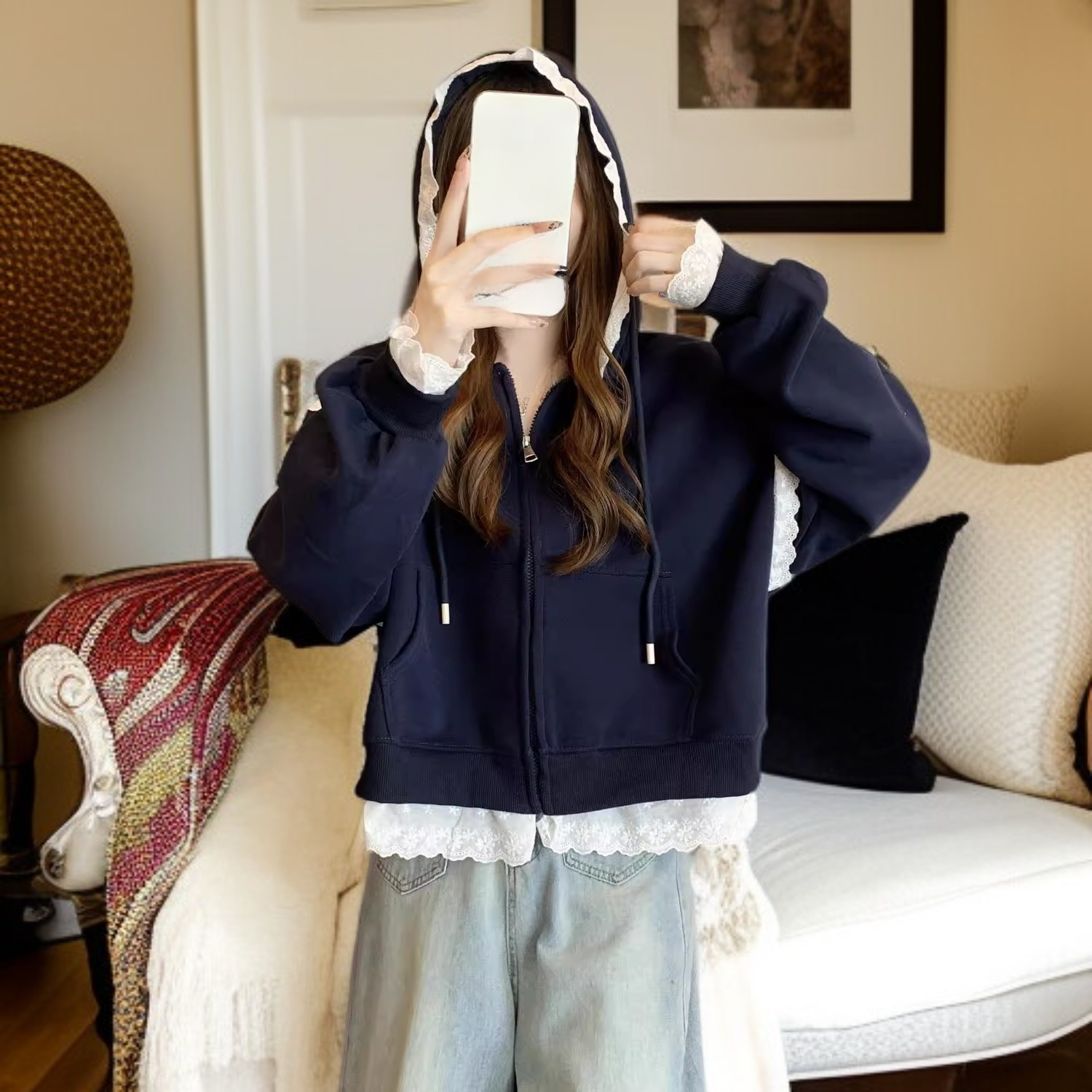 女性モデルが歩くレースフードコートのイメージ