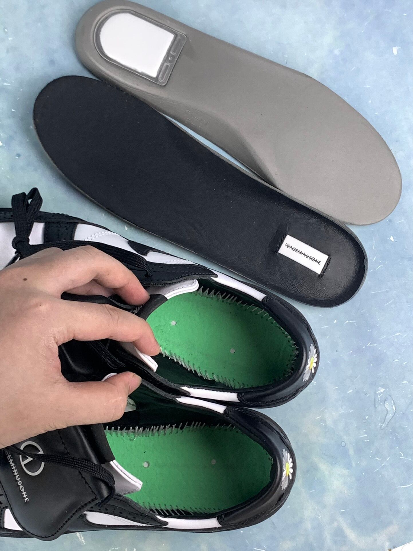 PEACEMINUSONE × Nike Kwondo 1 "Black and White" / G-DRAGON