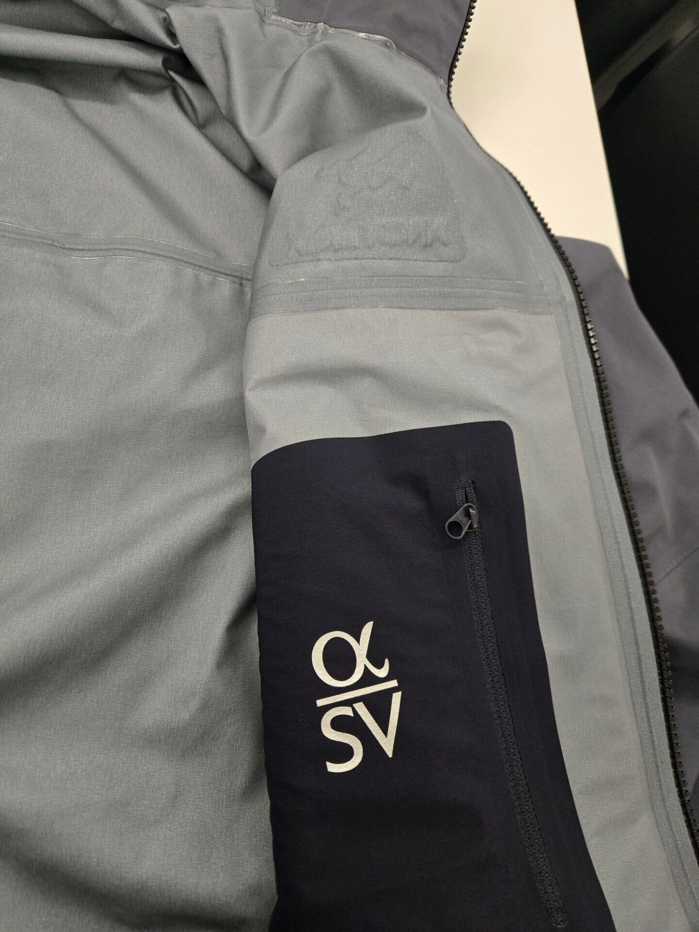 Arc'teryx Alpha SV7 GORE-TEX Pro Jacket スモークグレー