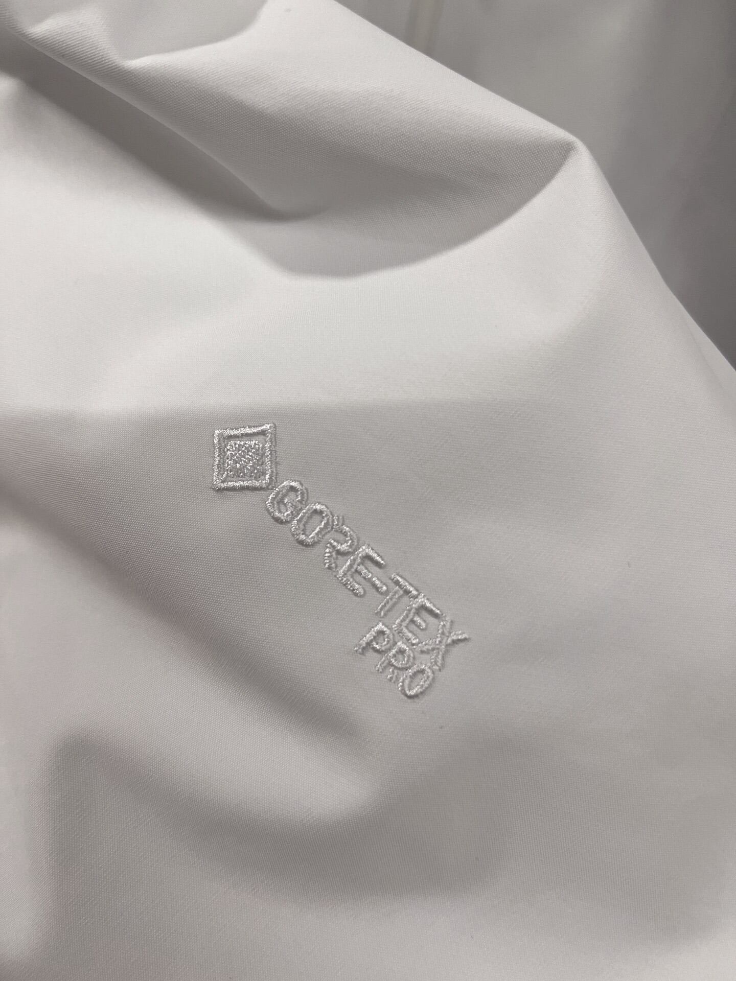 Arc'teryx Alpha SV7 GORE-TEX Pro Jacket ポーラホワイト