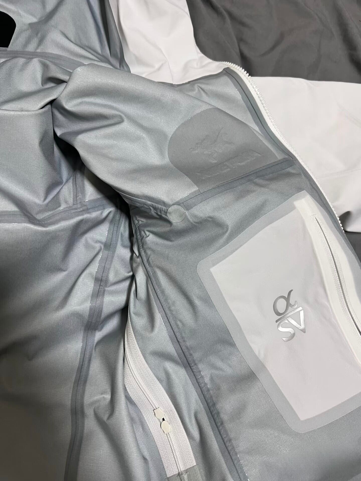 Arc'teryx Alpha SV7 GORE-TEX Pro Jacket ポーラホワイト