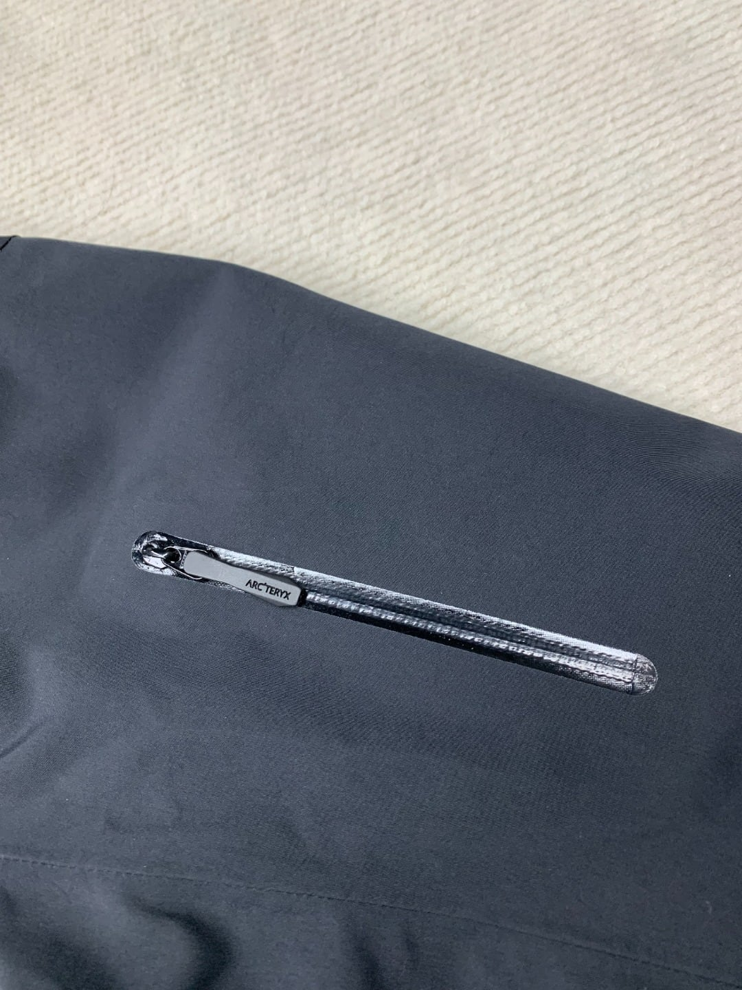 Arc'teryx Alpha SV7 GORE-TEX Pro Jacket ブラックシルバー