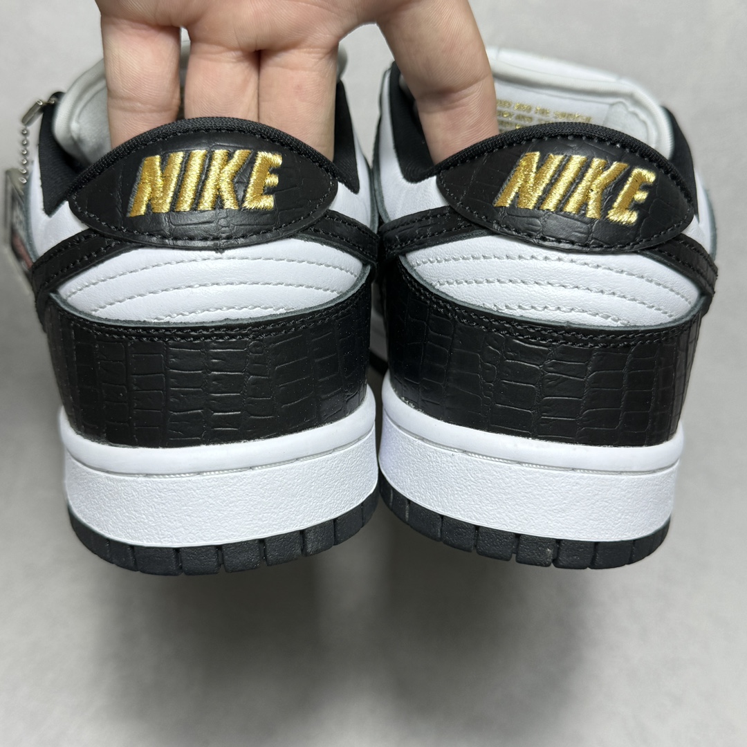 Supreme × Nike SB Dunk Low OG QS Gold Stars "White/Black"