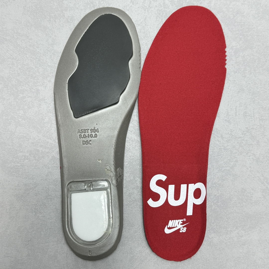 Supreme × Nike SB Dunk Low OG QS Gold Stars "White/Black"