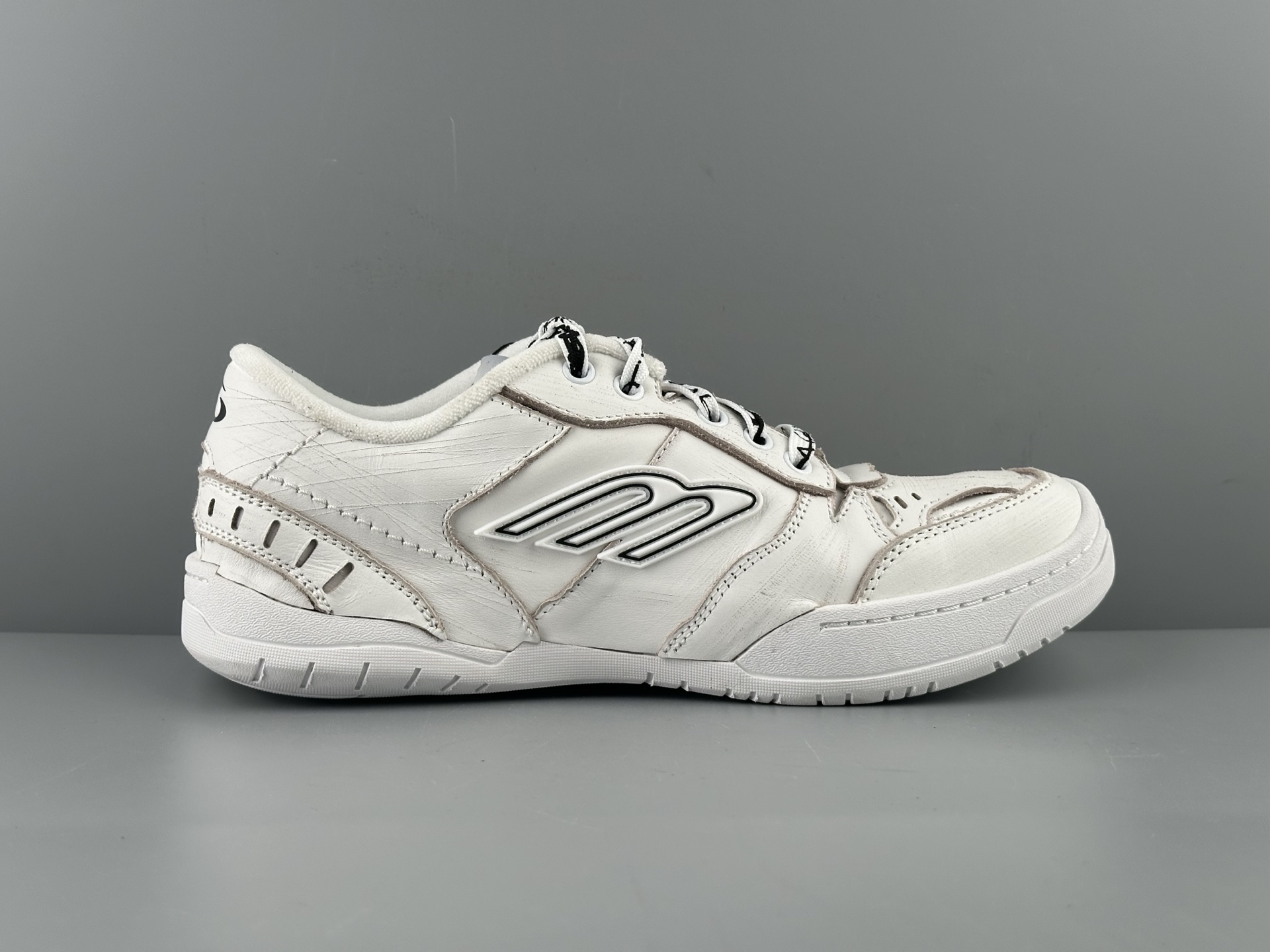 Blenciaga ホワイト の Hamptons ミディアム Worn-out スニーカー