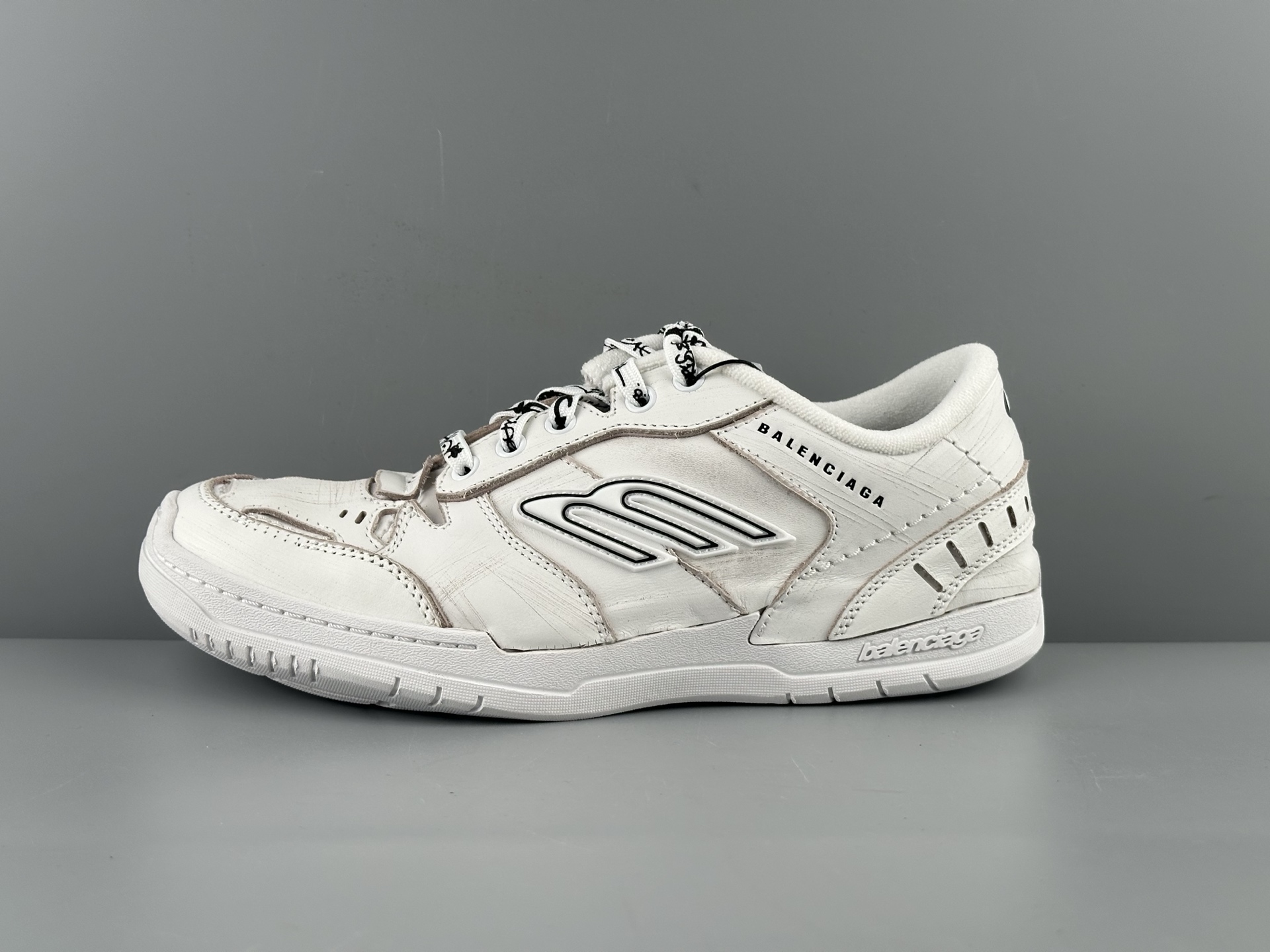 Blenciaga ホワイト の Hamptons ミディアム Worn-out スニーカー