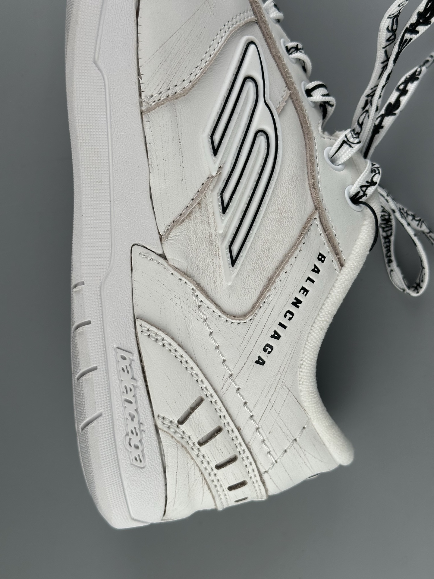 Blenciaga ホワイト の Hamptons ミディアム Worn-out スニーカー