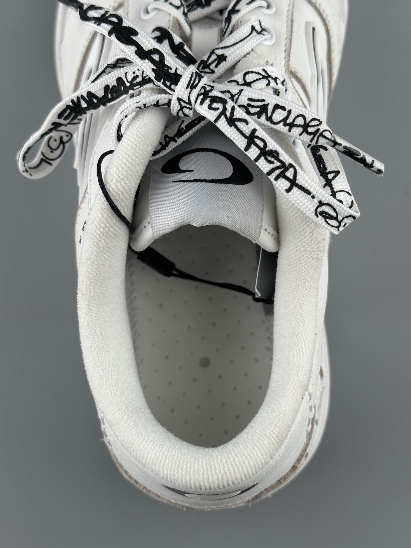 Blenciaga ホワイト の Hamptons ミディアム Worn-out スニーカー