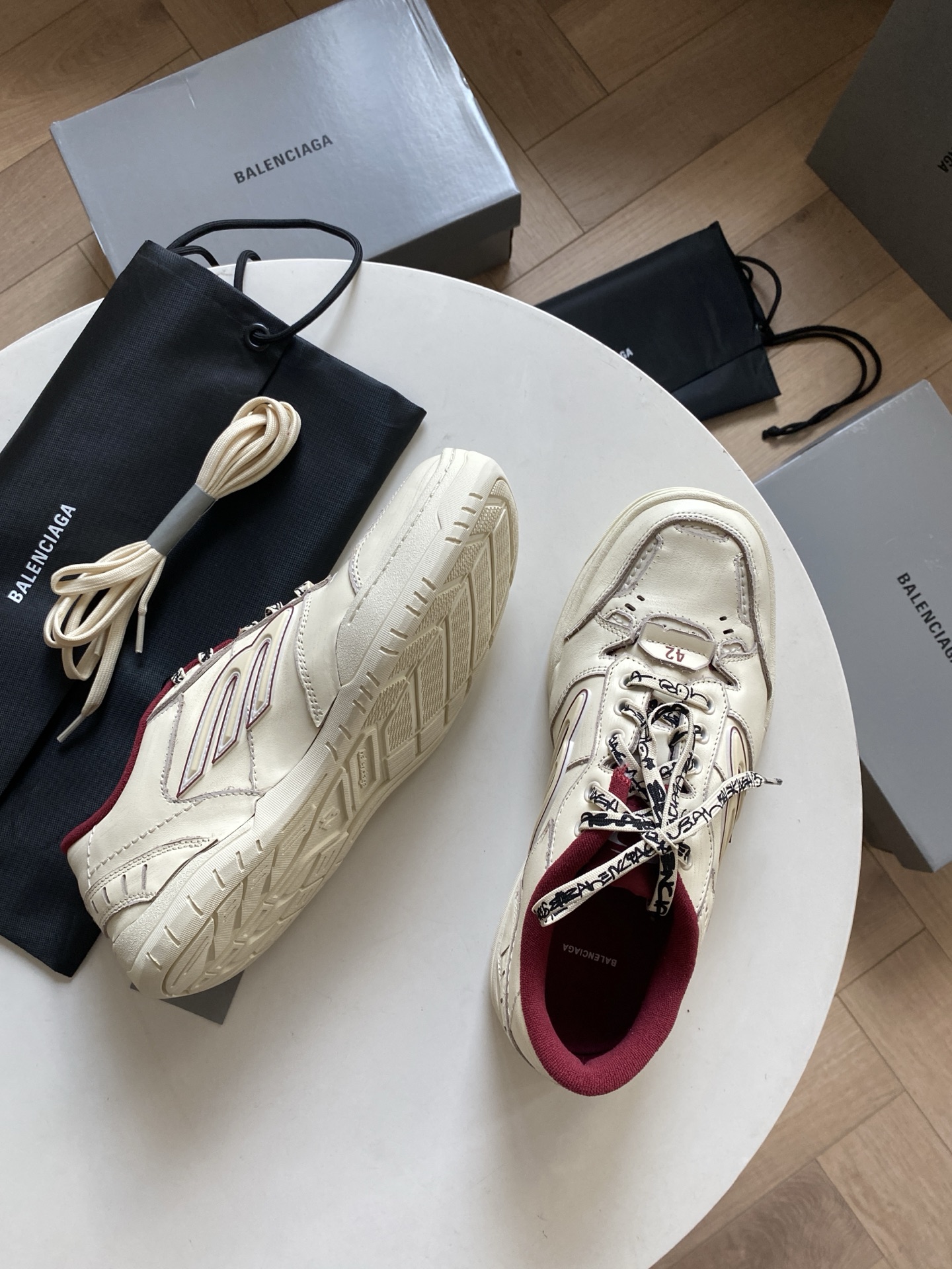 Blenciaga Hamptons Medium Worn-out Sneaker in Off White/red