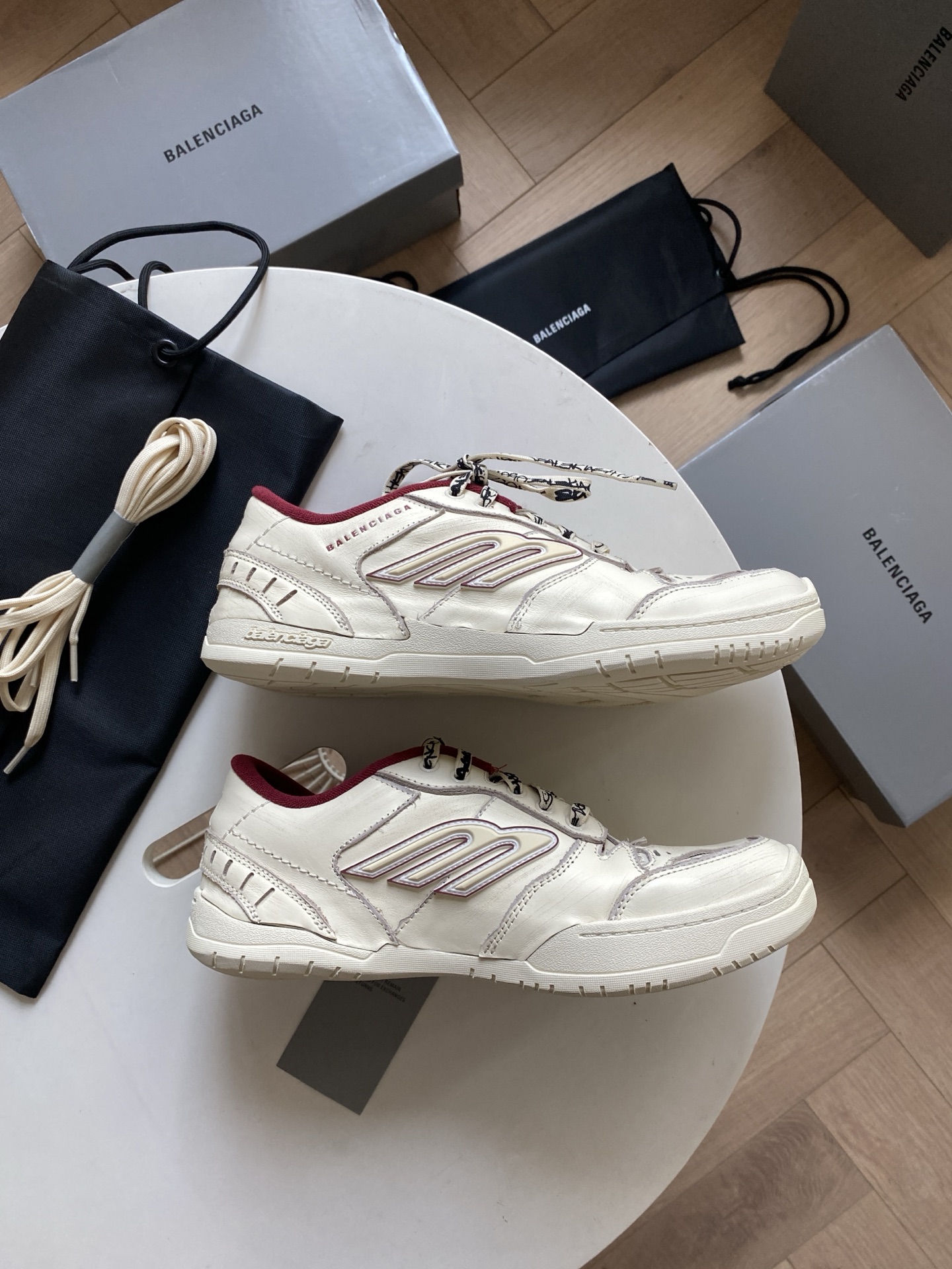 Blenciaga Hamptons Medium Worn-out Sneaker in Off White/red
