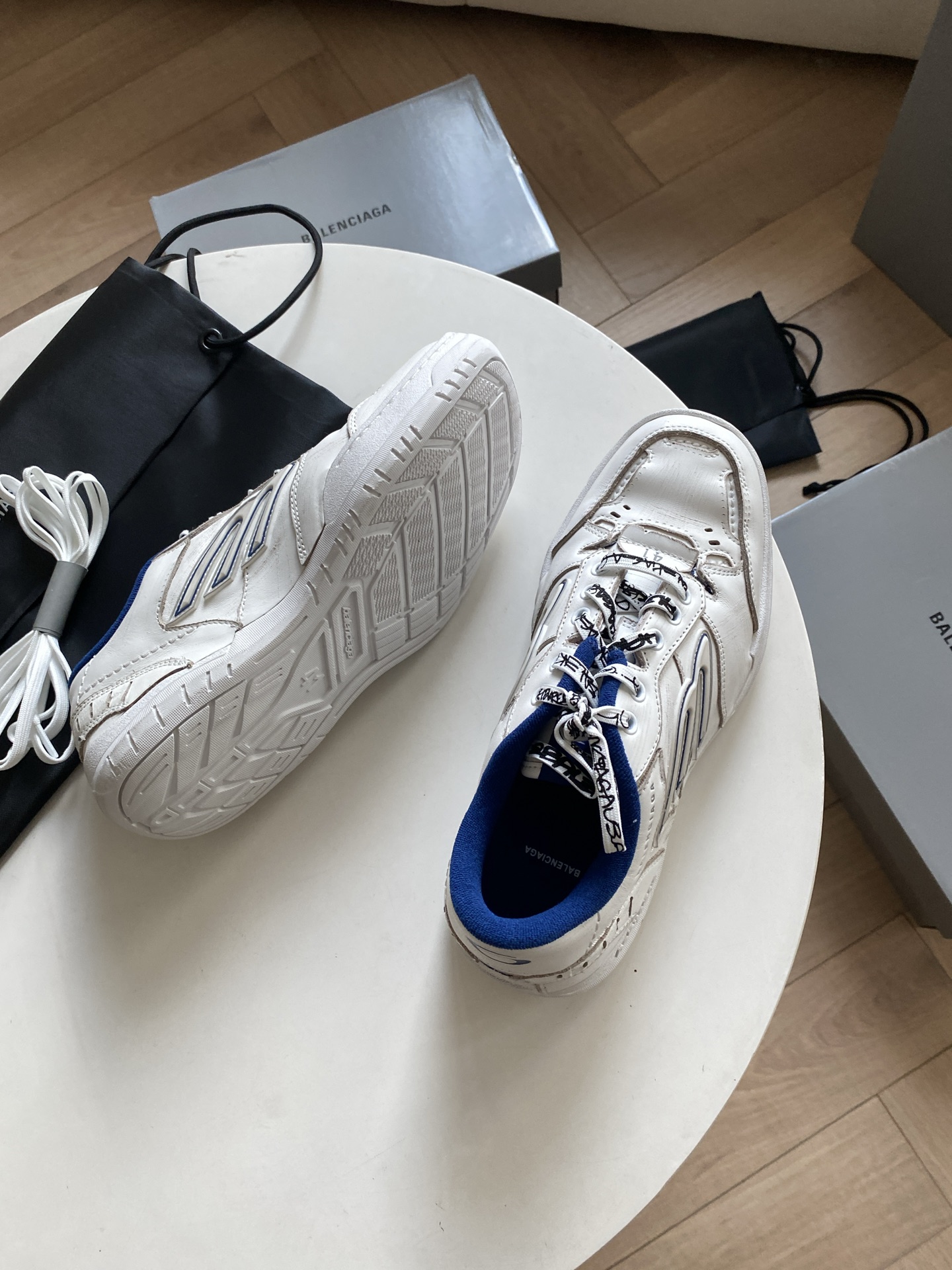 Blenciaga ホワイト/ダークブルー/グレー Hamptons Worn-out スニーカー