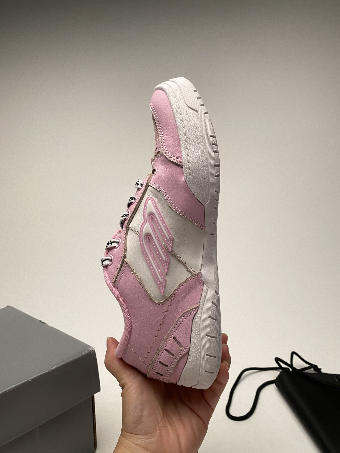 Blenciaga Women's Hamptons Medium Worn-out Sneaker in Pink/white