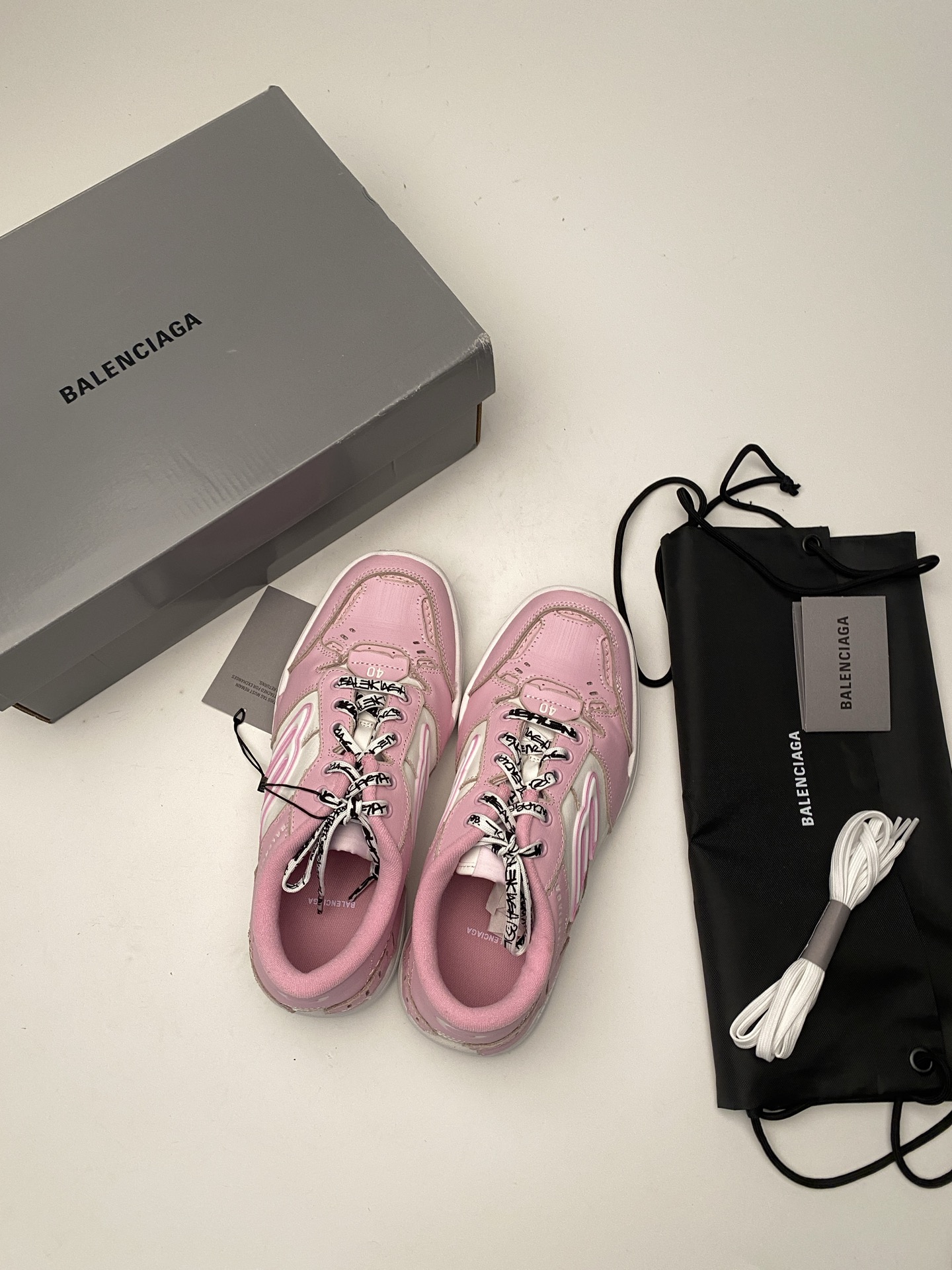 Blenciaga Women's Hamptons Medium Worn-out Sneaker in Pink/white