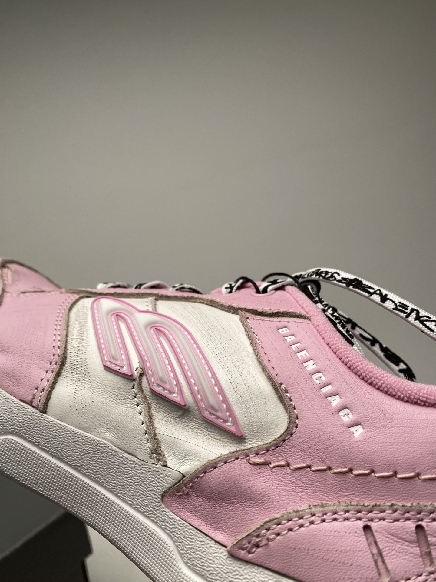 Blenciaga Women's Hamptons Medium Worn-out Sneaker in Pink/white