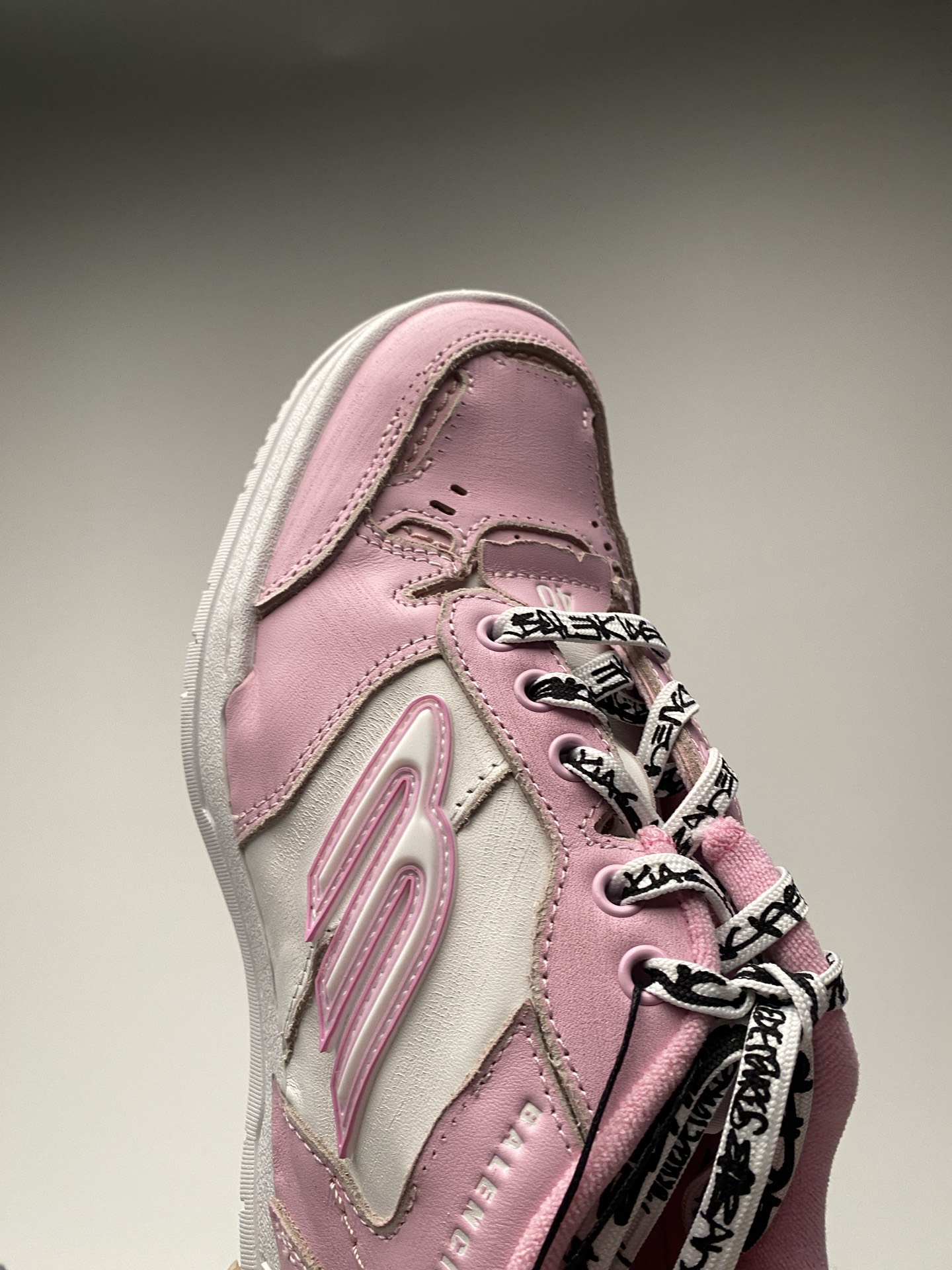 Blenciaga Women's Hamptons Medium Worn-out Sneaker in Pink/white