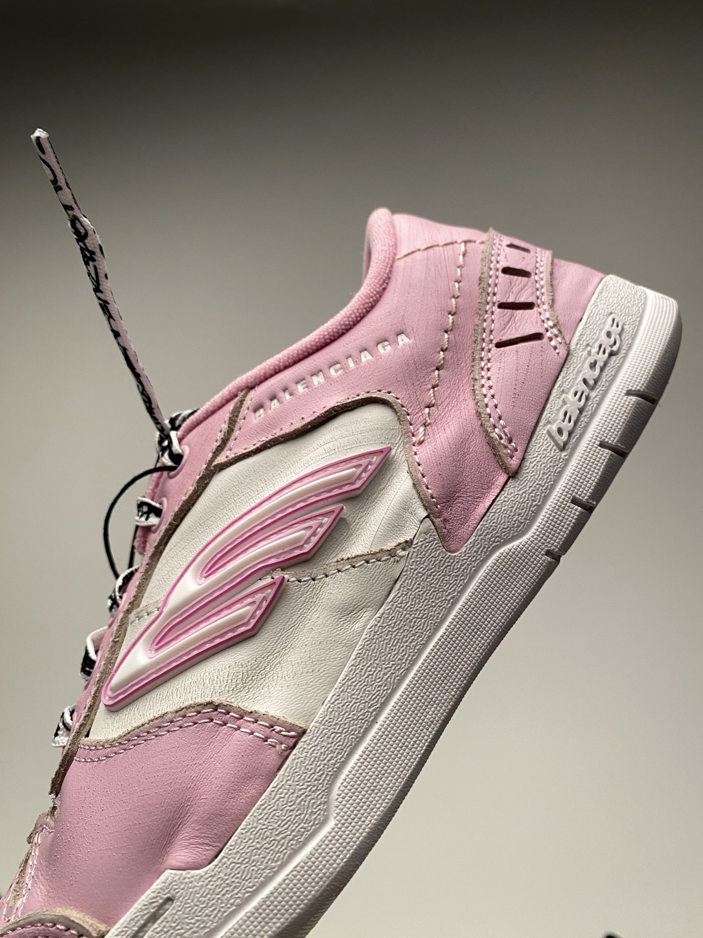 Blenciaga Women's Hamptons Medium Worn-out Sneaker in Pink/white