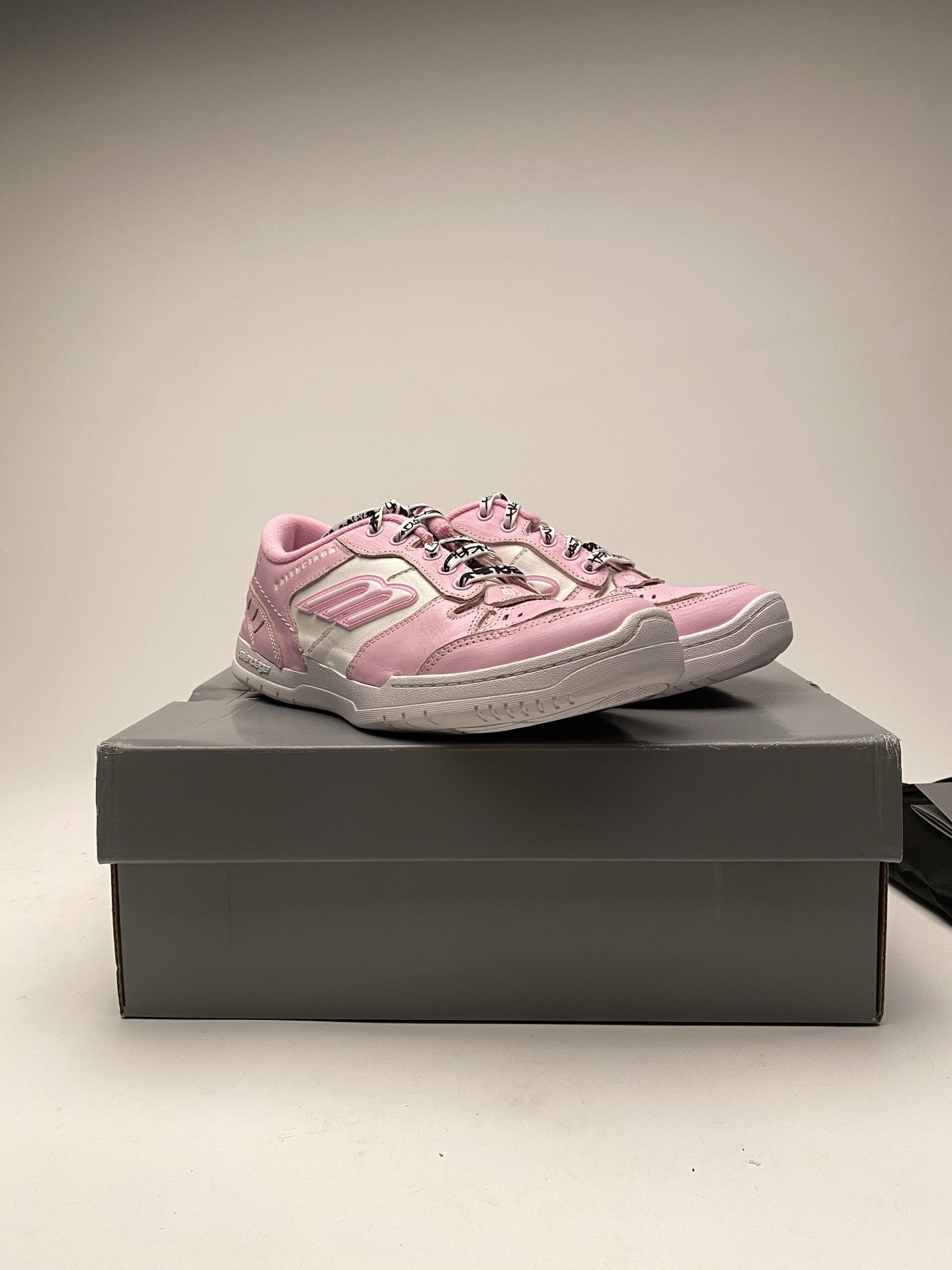 Blenciaga Women's Hamptons Medium Worn-out Sneaker in Pink/white