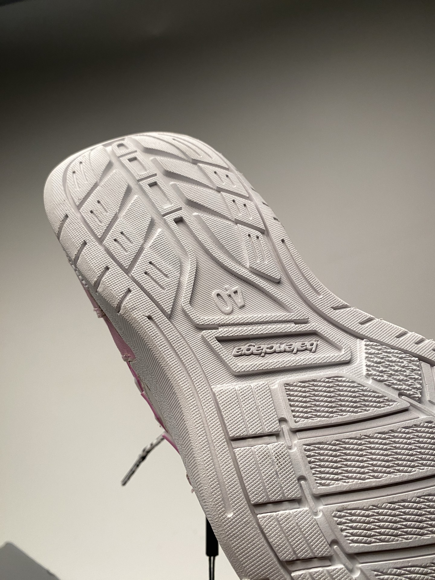 Blenciaga Women's Hamptons Medium Worn-out Sneaker in Pink/white