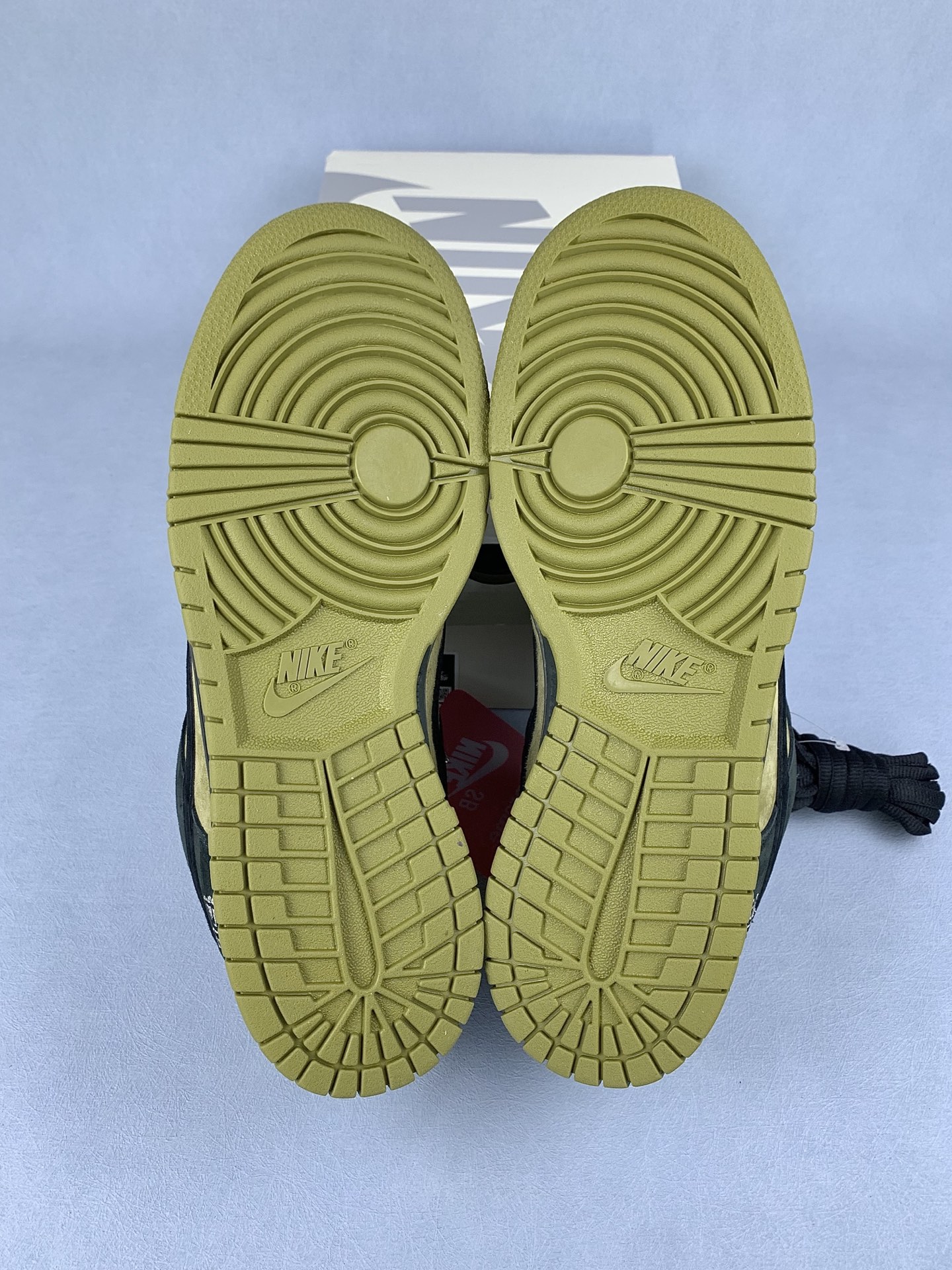 Supreme × Nike SB Dunk Low "Camper Green" (Asia Exclusive) (25FW Week2)