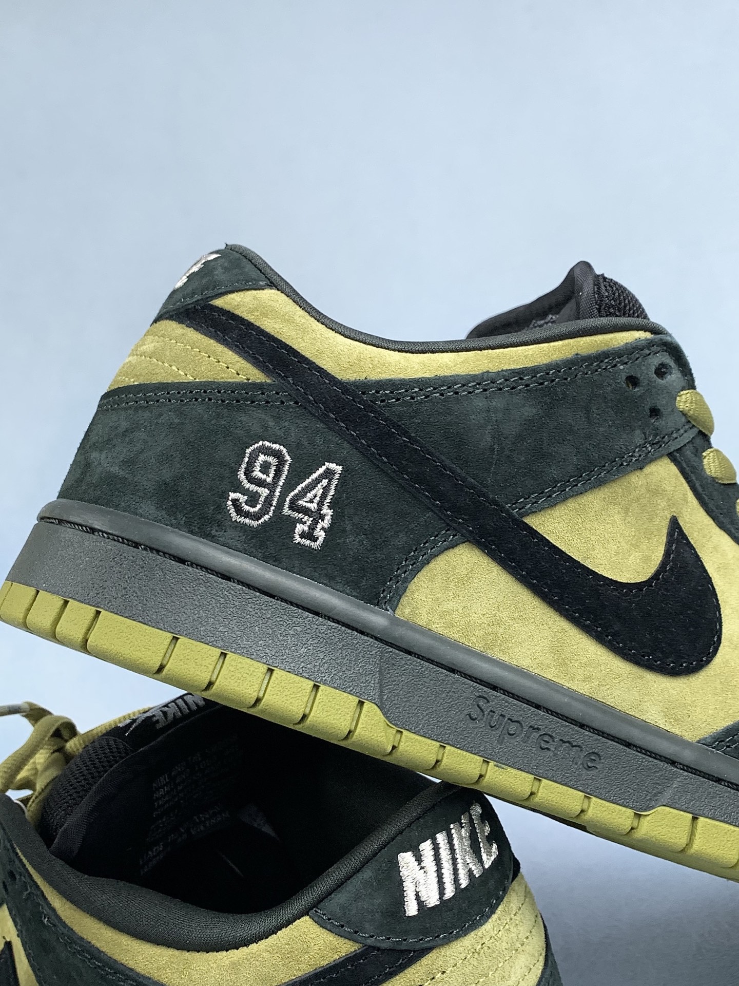 Supreme × Nike SB Dunk Low "Camper Green" (Asia Exclusive) (25FW Week2)