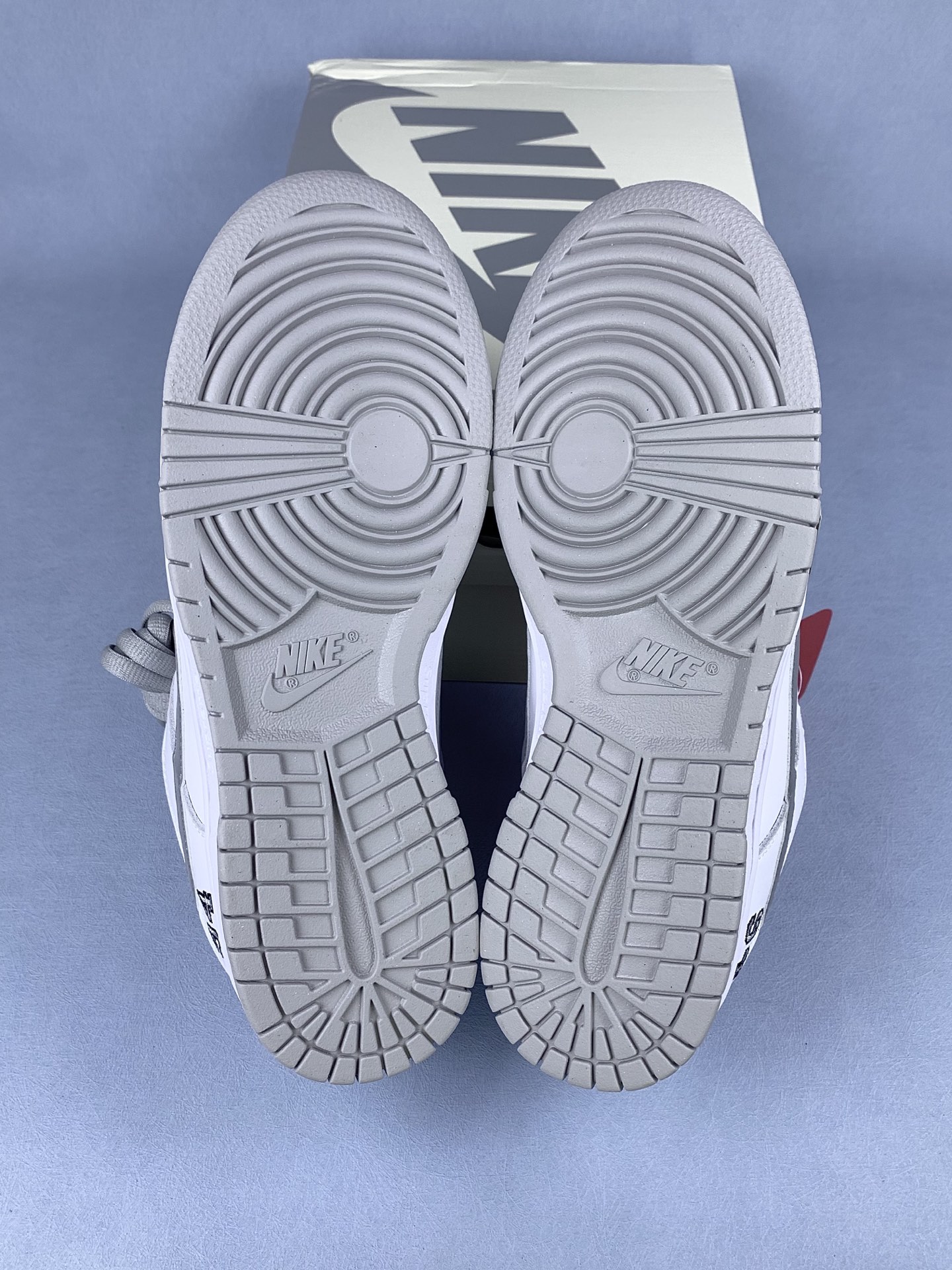 Supreme × Nike SB Dunk Low "White/Metallic Silver" (25FW Week2)