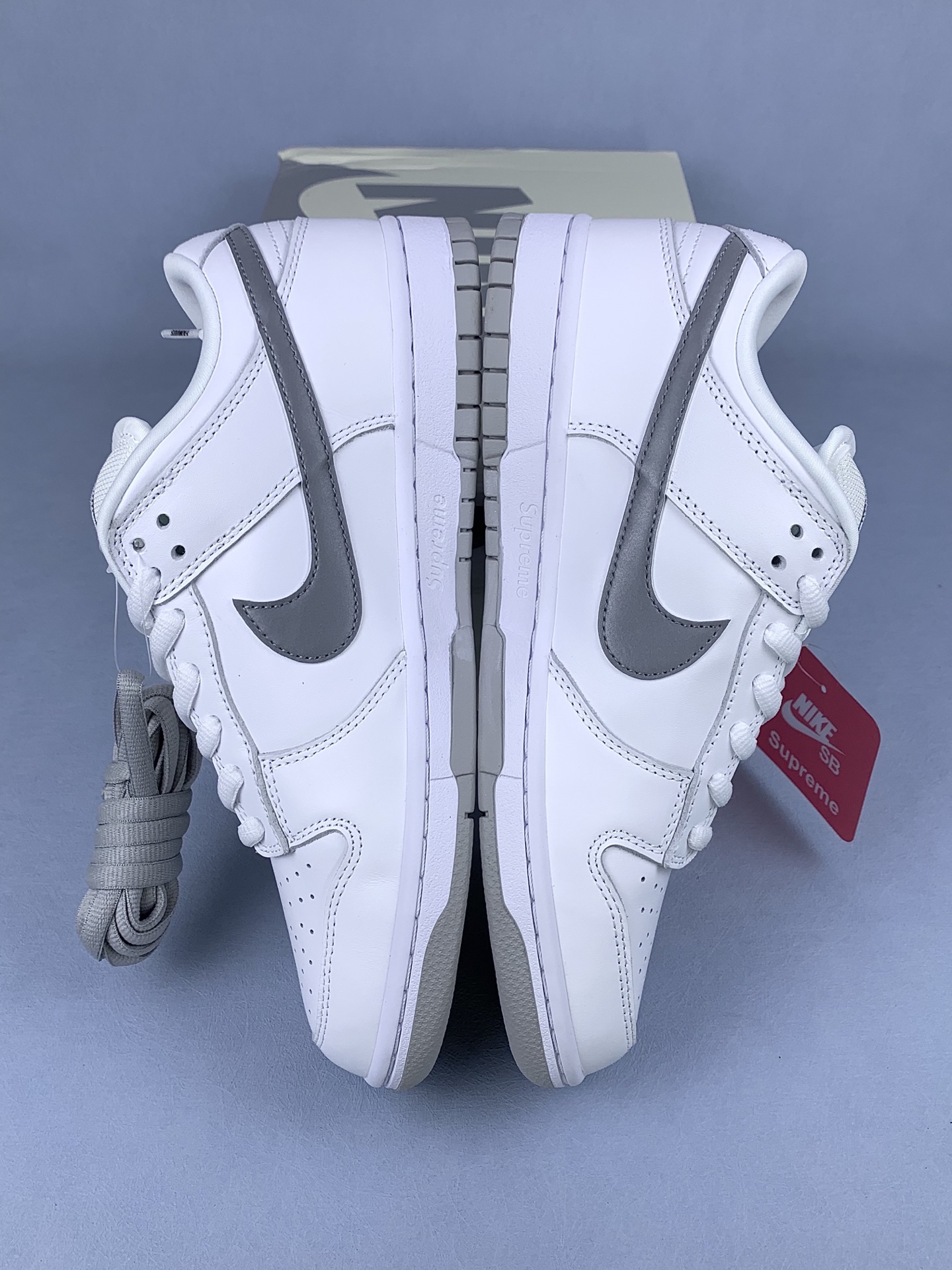 Supreme × Nike SB Dunk Low "White/Metallic Silver" (25FW Week2)