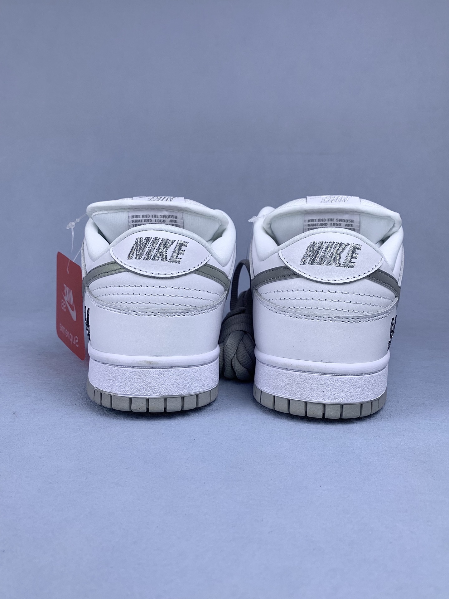 Supreme × Nike SB Dunk Low "White/Metallic Silver" (25FW Week2)