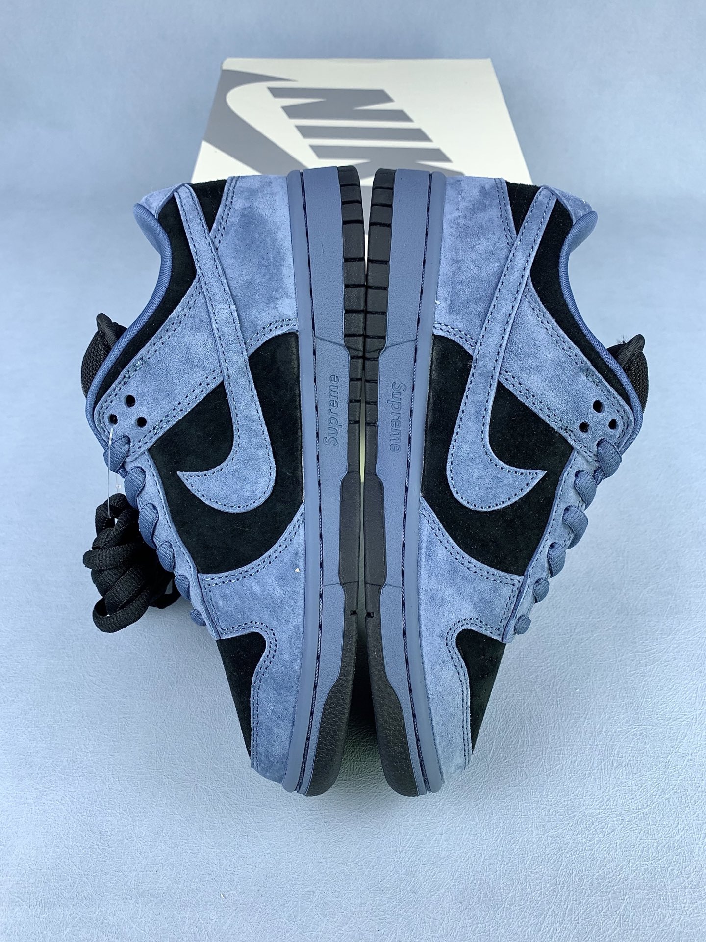 Supreme × Nike SB Dunk Low "Ocean Fog" (North America Exclusive) (25FW Week2)