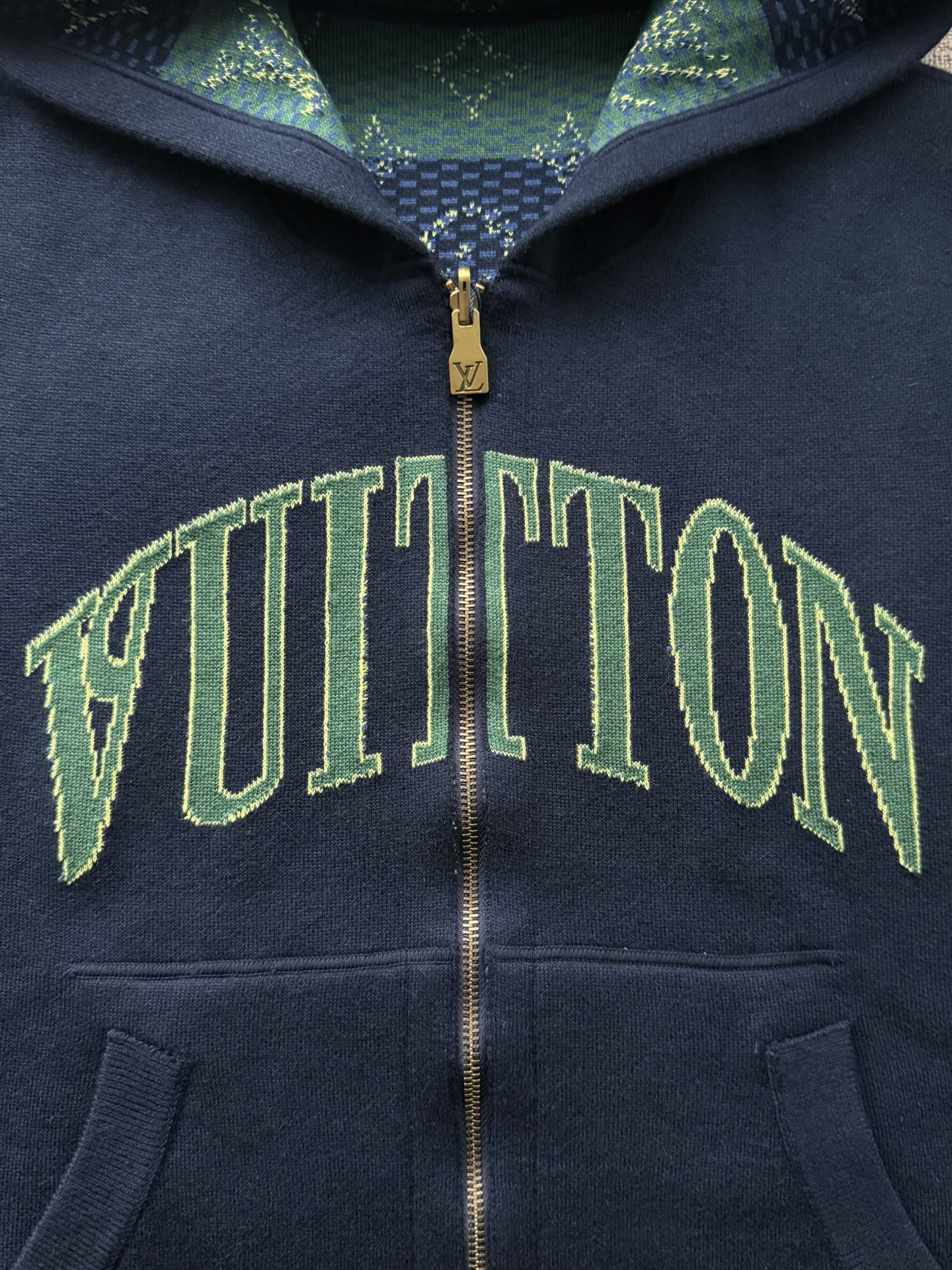 1AIJZ7 モノグラム ダブルフェイス リバーシブル フーディー