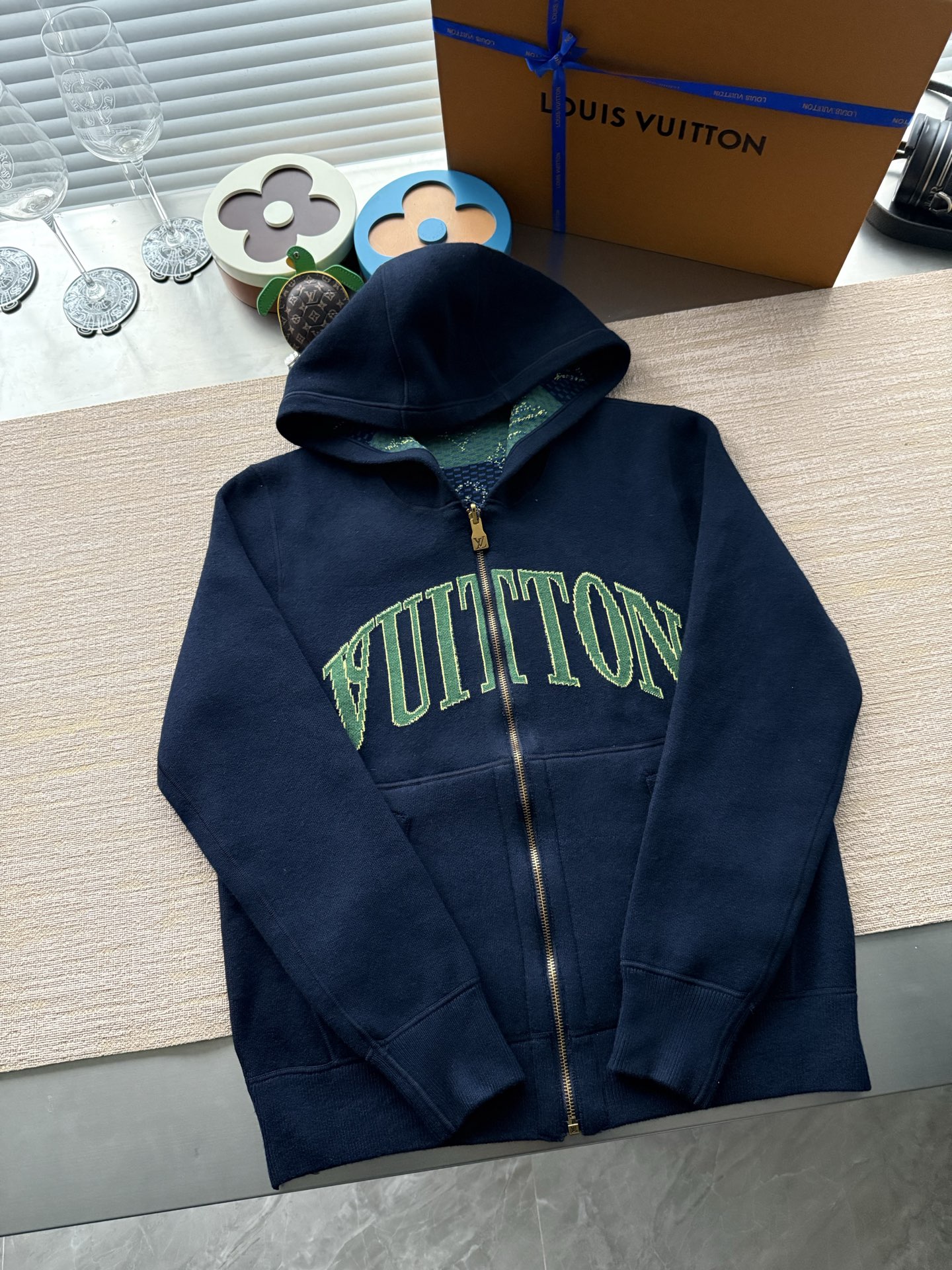 1AIJZ7 モノグラム ダブルフェイス リバーシブル フーディー