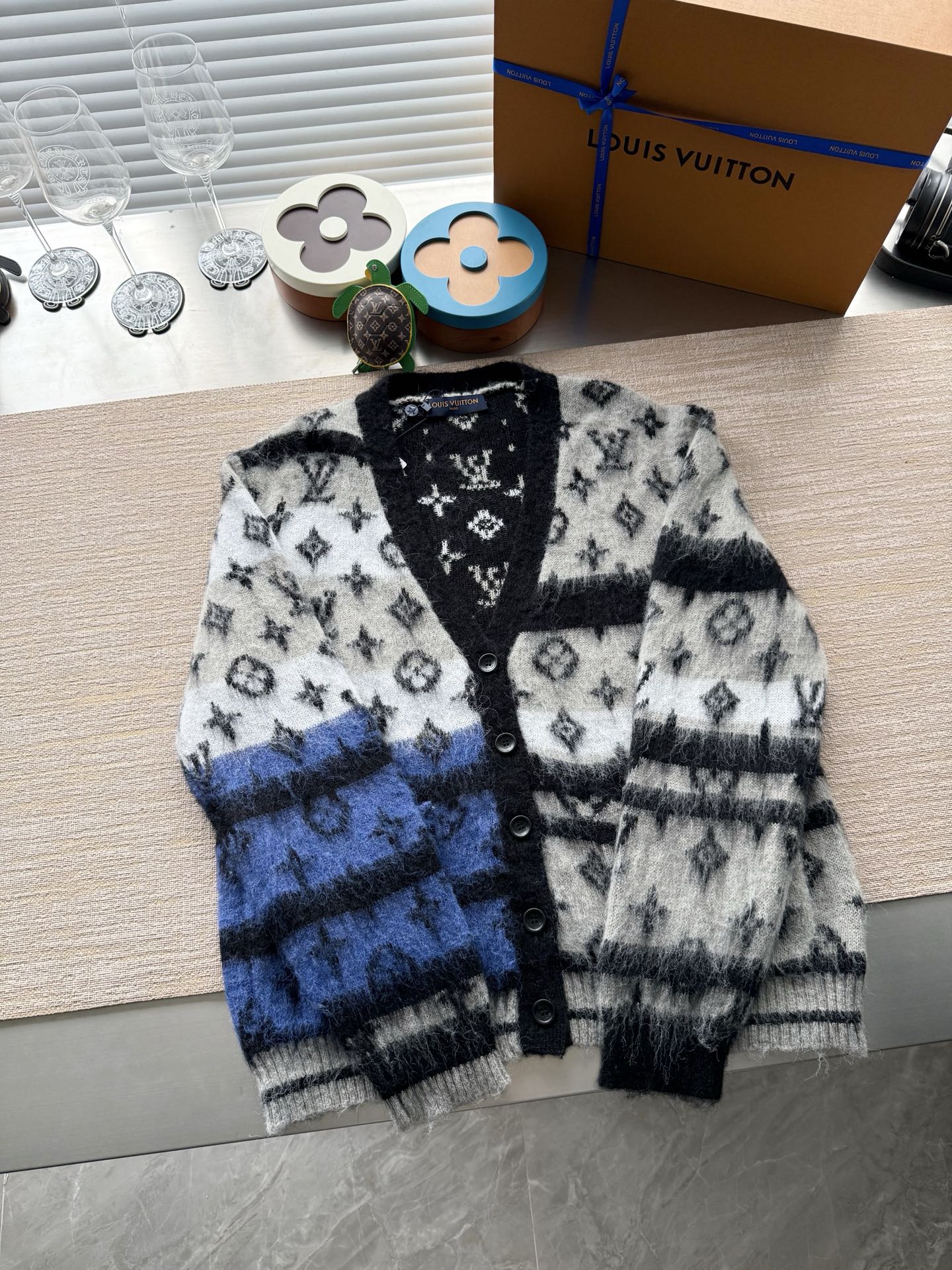 1AIOX3 モノグラム モヘヤ カーディガン