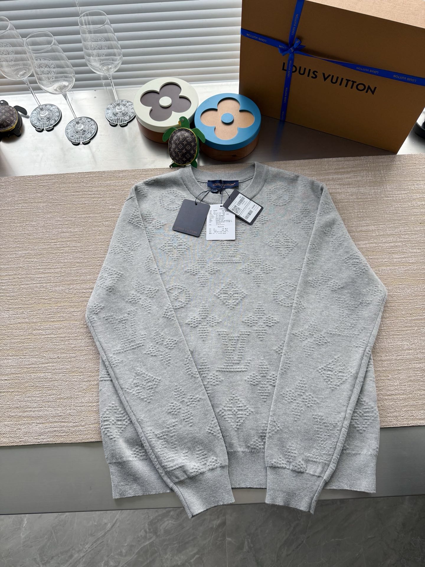 1AIWG5 モノグラムエンボスドプルオーバー