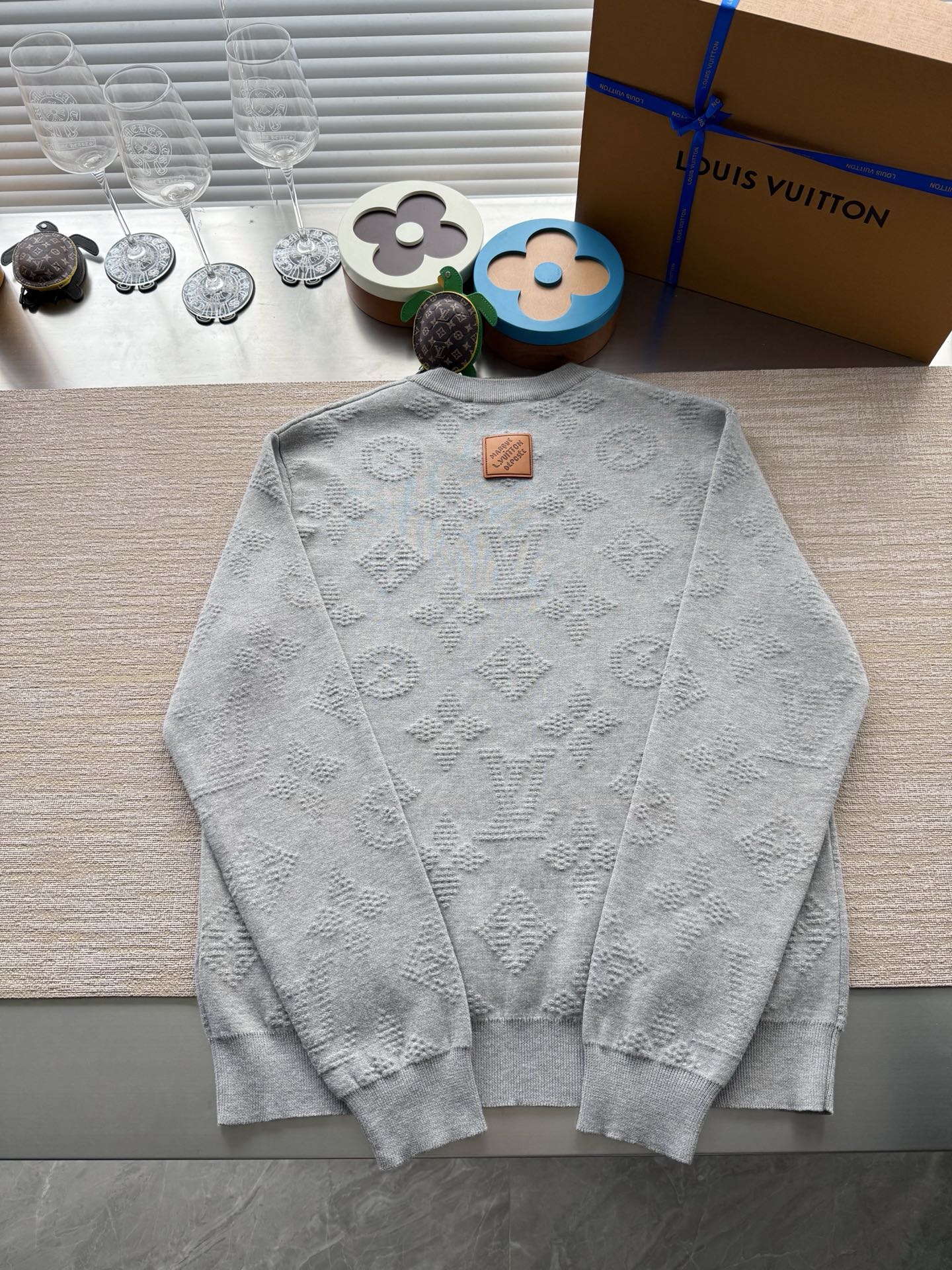 1AIWG5 モノグラムエンボスドプルオーバー