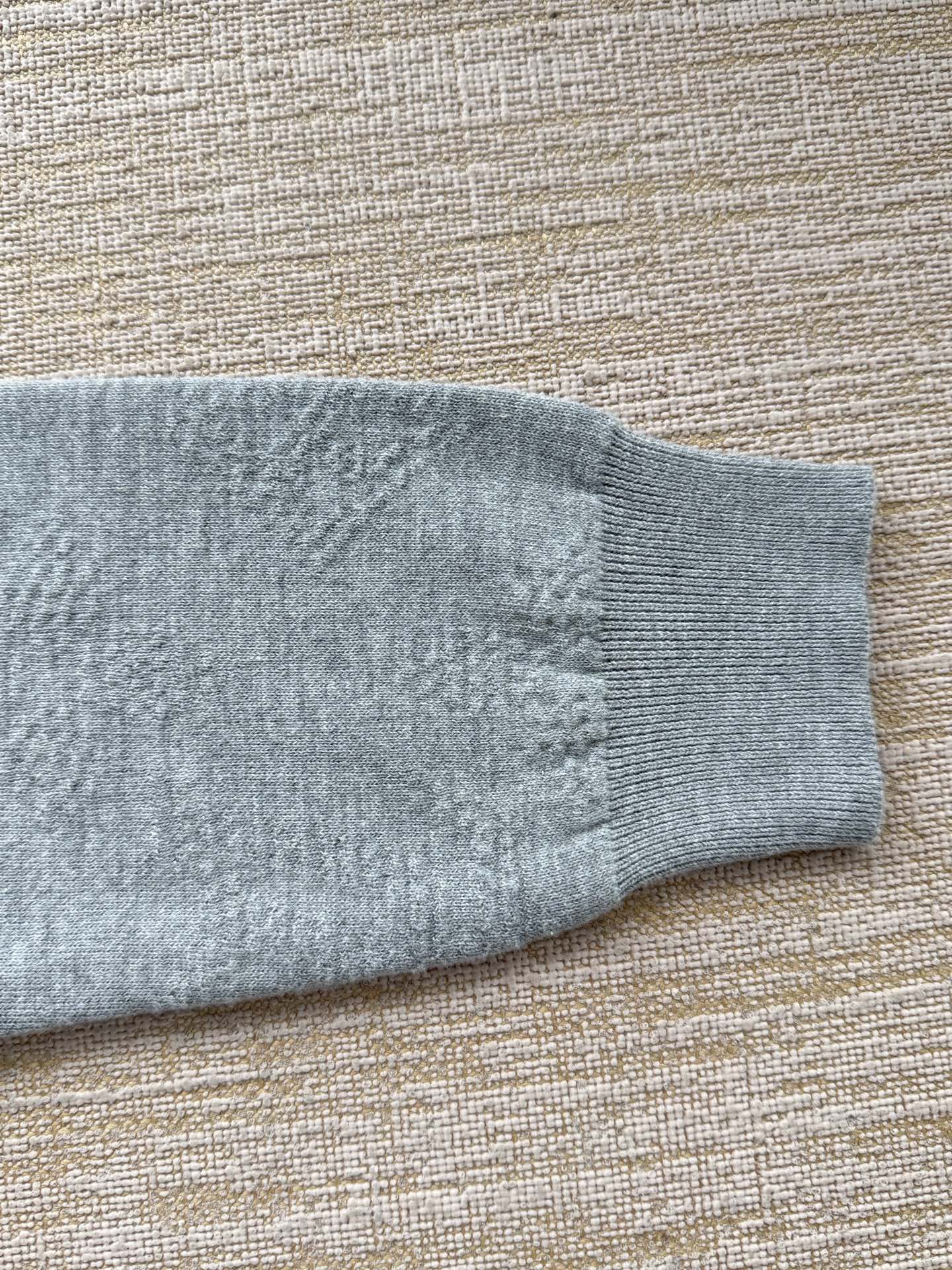 1AIWG5 モノグラムエンボスドプルオーバー