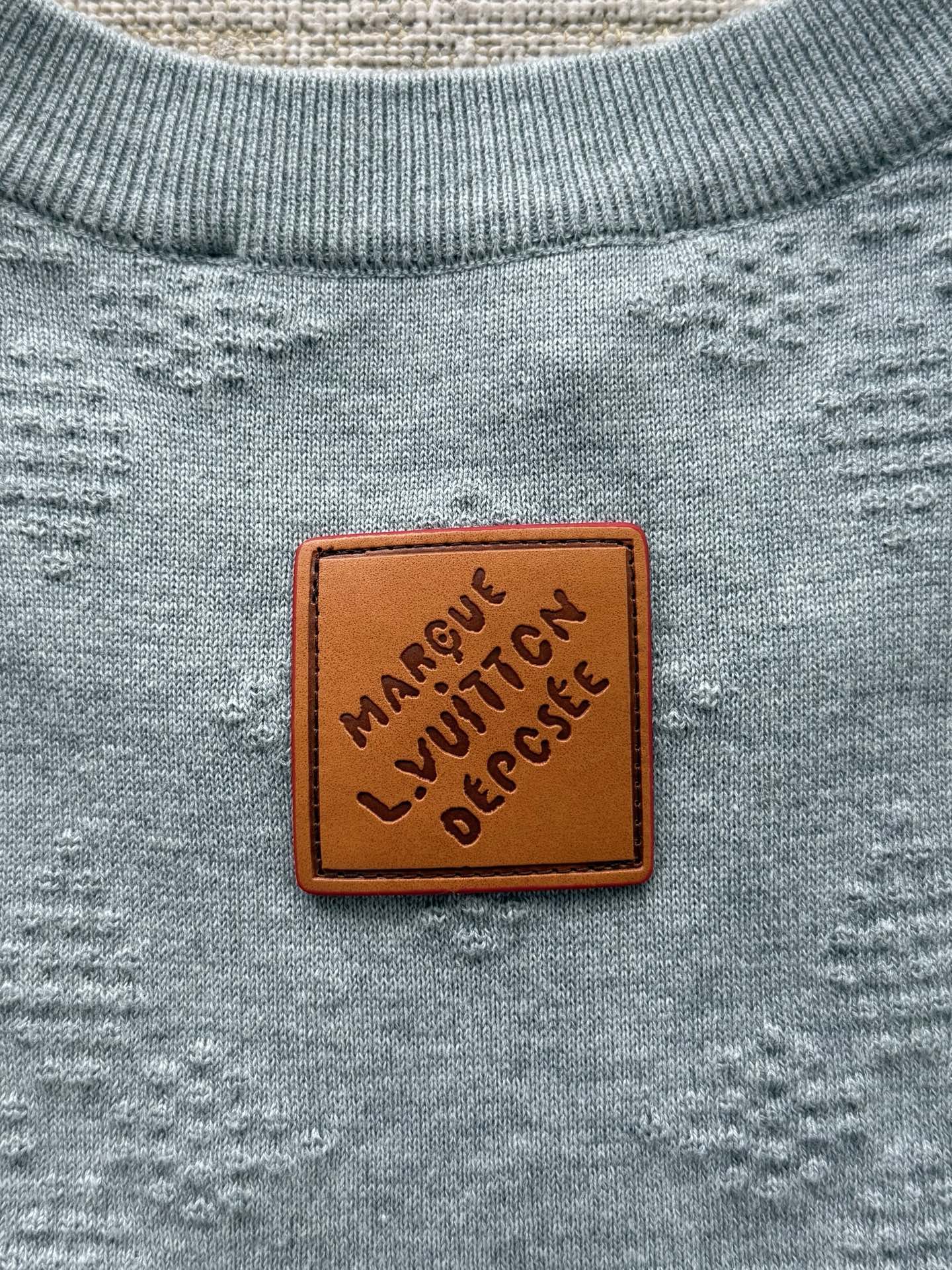 1AIWG5 モノグラムエンボスドプルオーバー