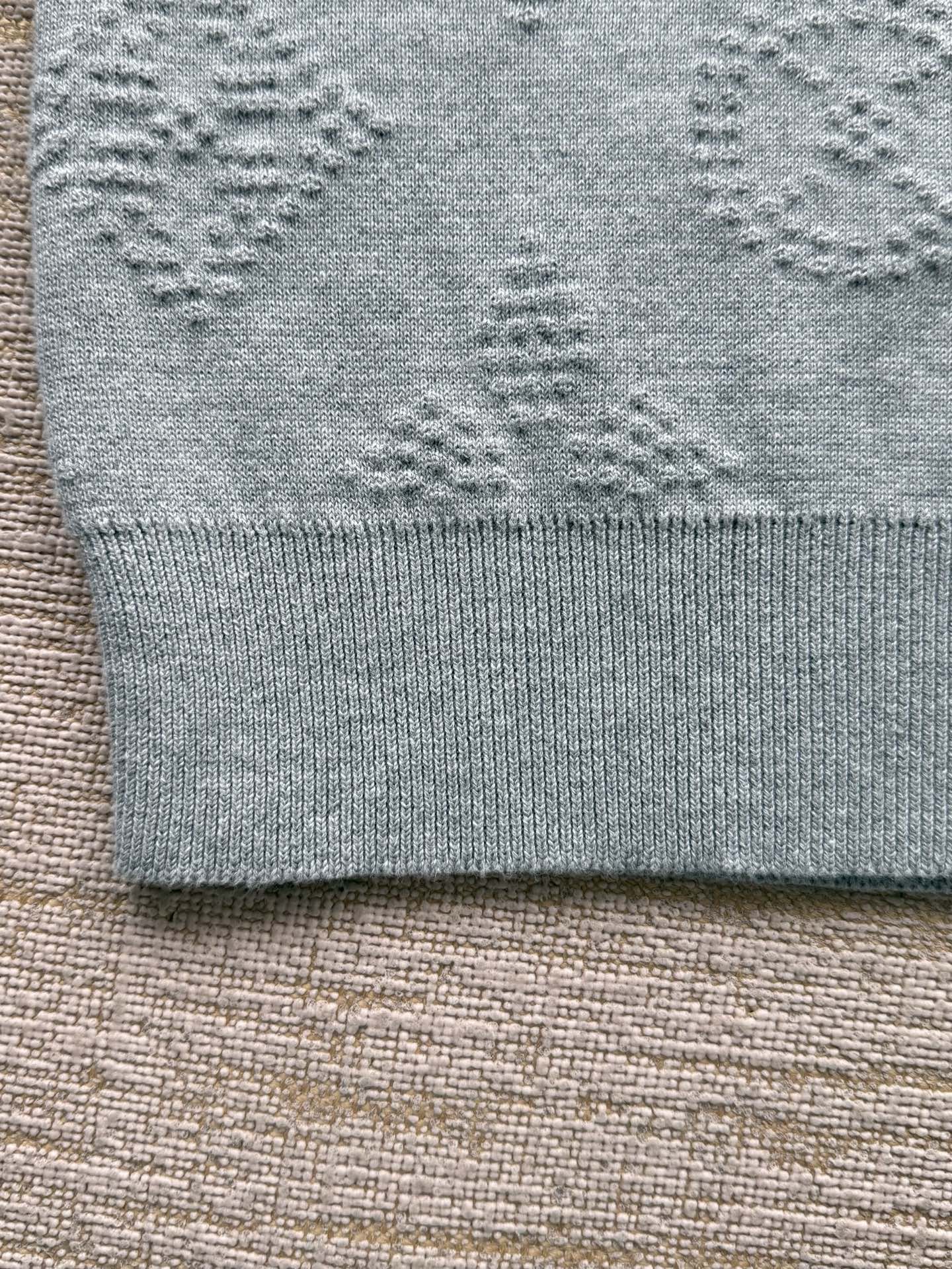 1AIWG5 モノグラムエンボスドプルオーバー