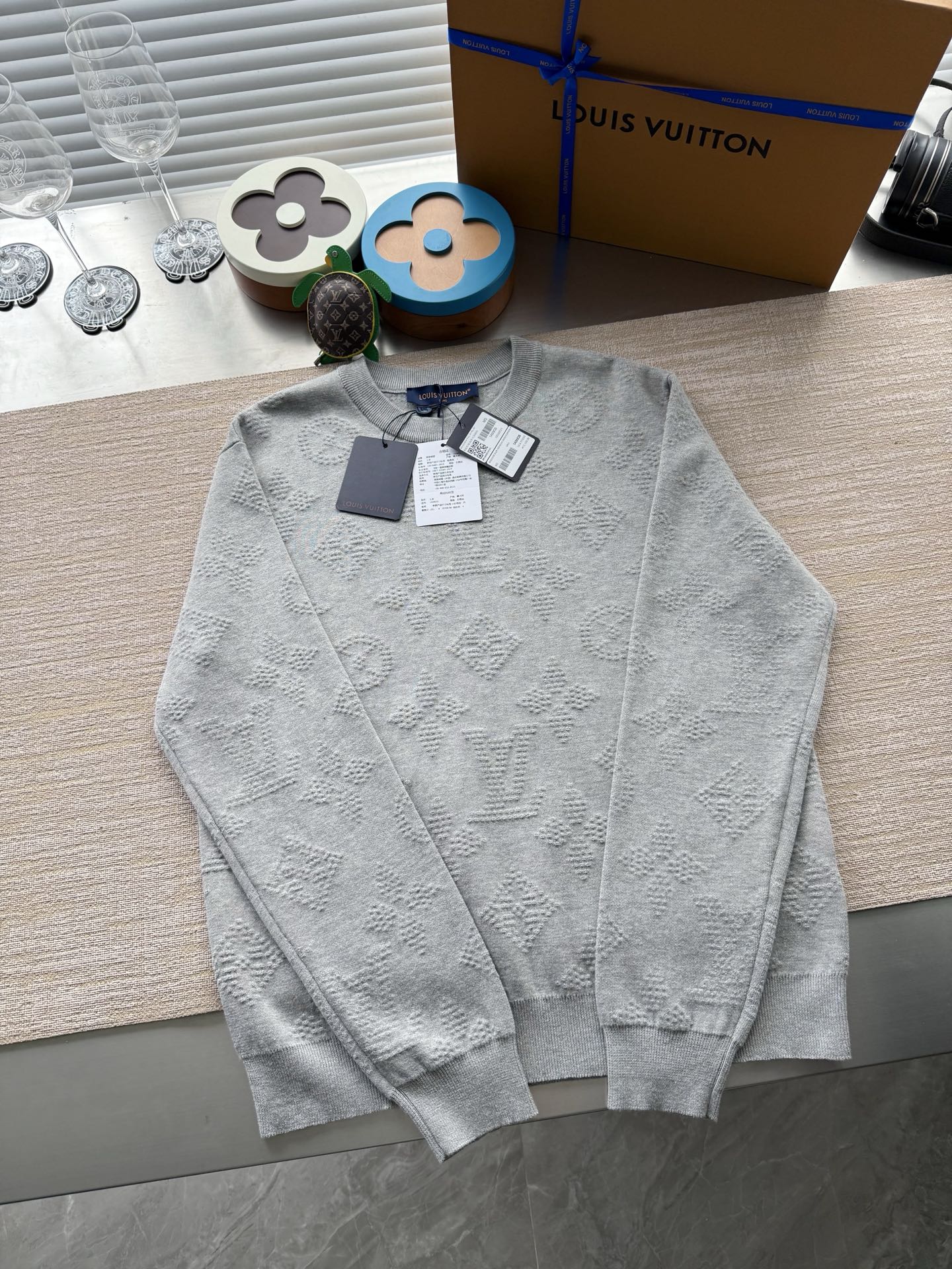 1AIWG5 モノグラムエンボスドプルオーバー