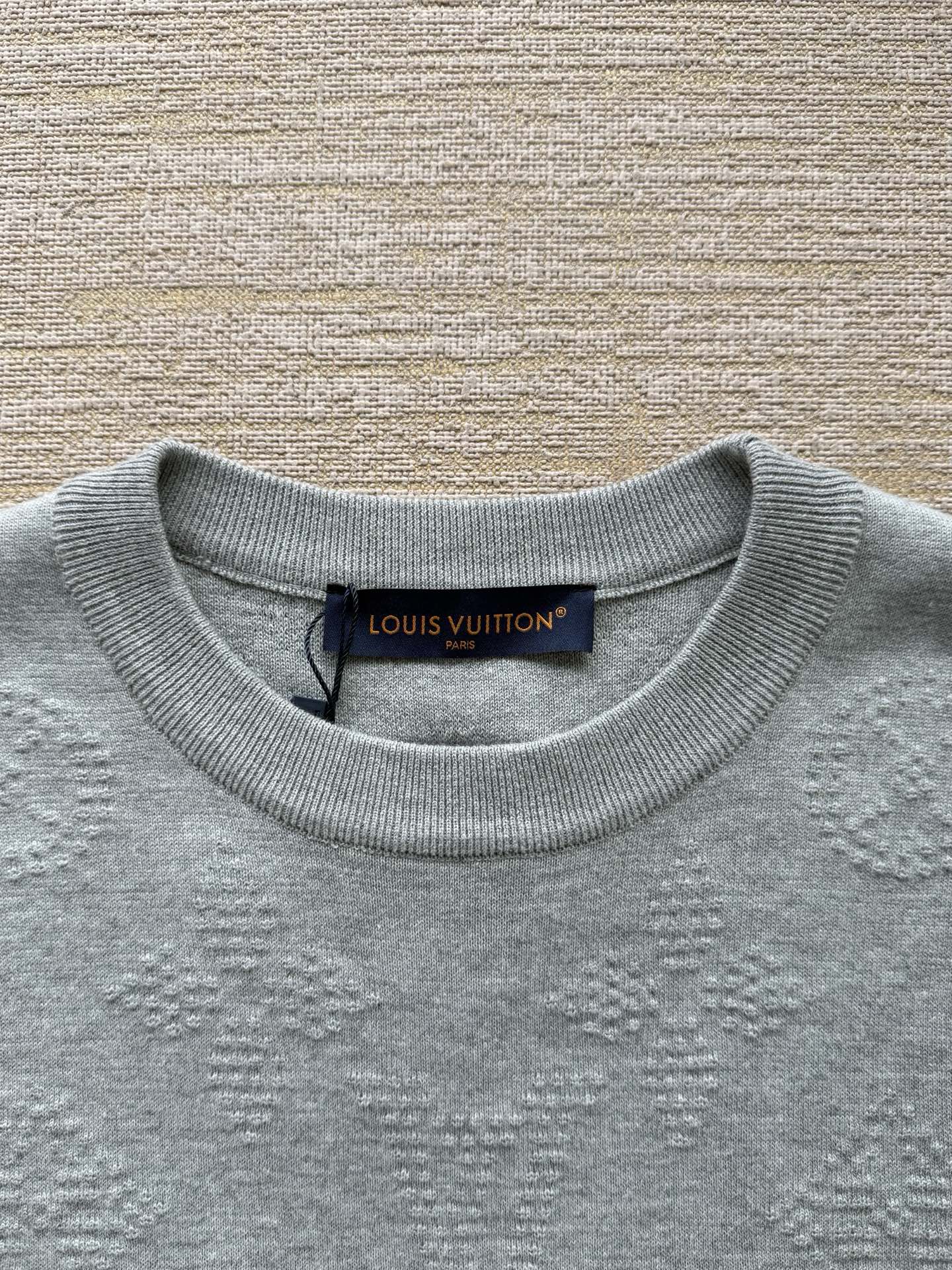 1AIWG5 モノグラムエンボスドプルオーバー