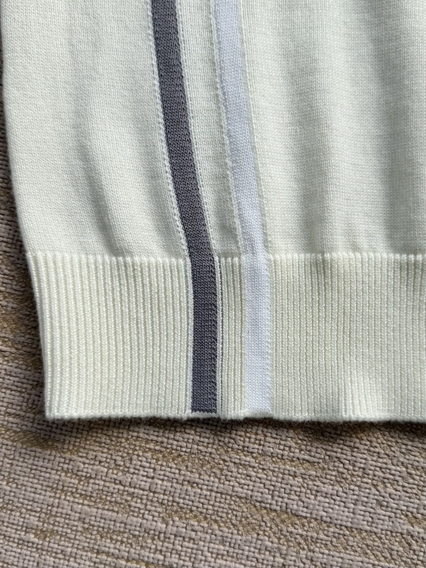 1AJBW1 グラフィックニットクルーネック