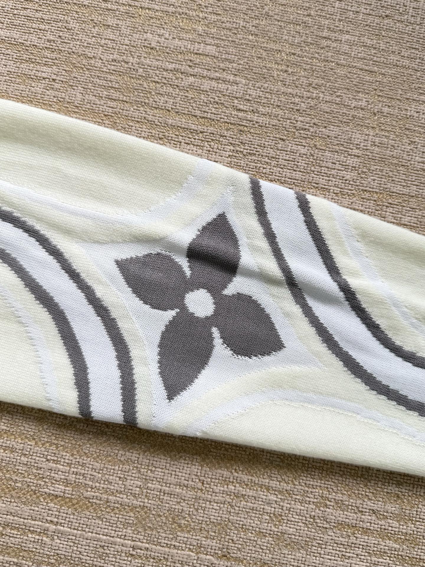 1AJBW1 グラフィックニットクルーネック