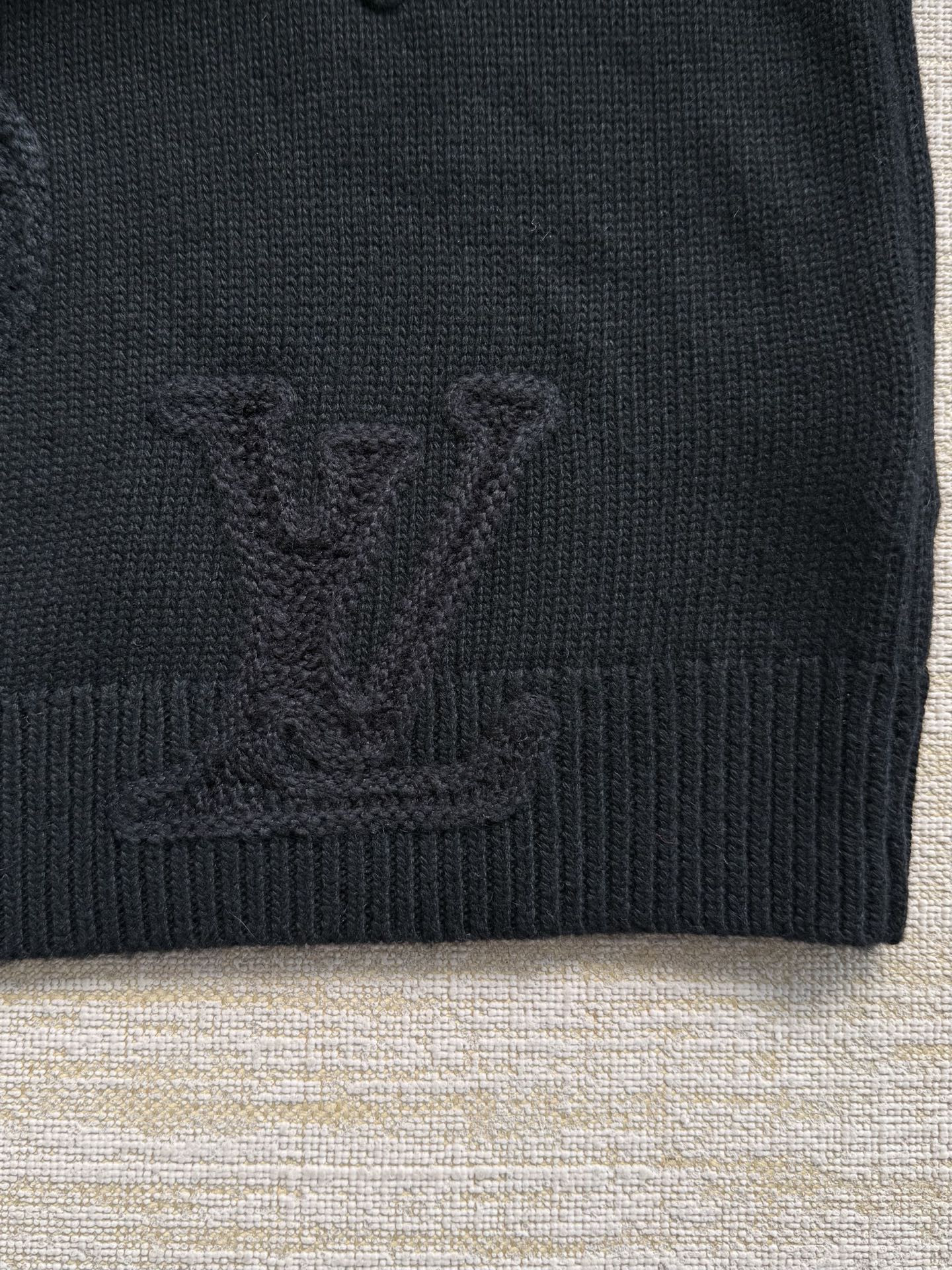 1AJBWV エンベリッシュドニットクルーネック