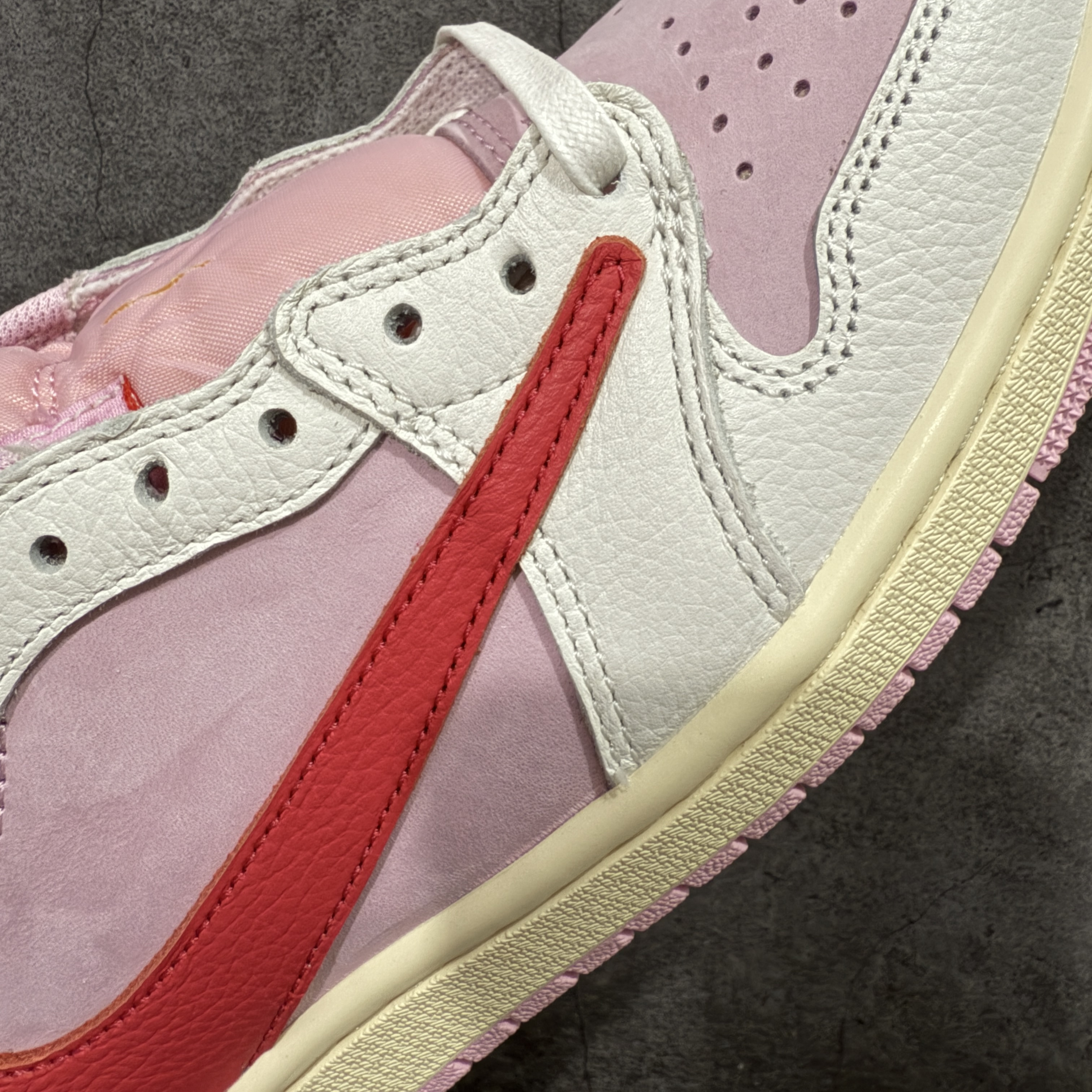 Travis Scott × Nike Air Jordan 1 Low OG "Sail/Tropical Pink" （IQ7604-101）