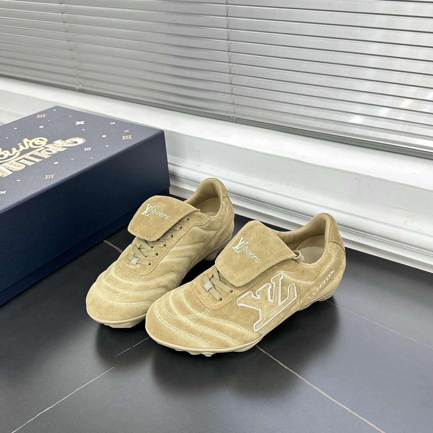 1AHTX7 LV フットプリント サッカー