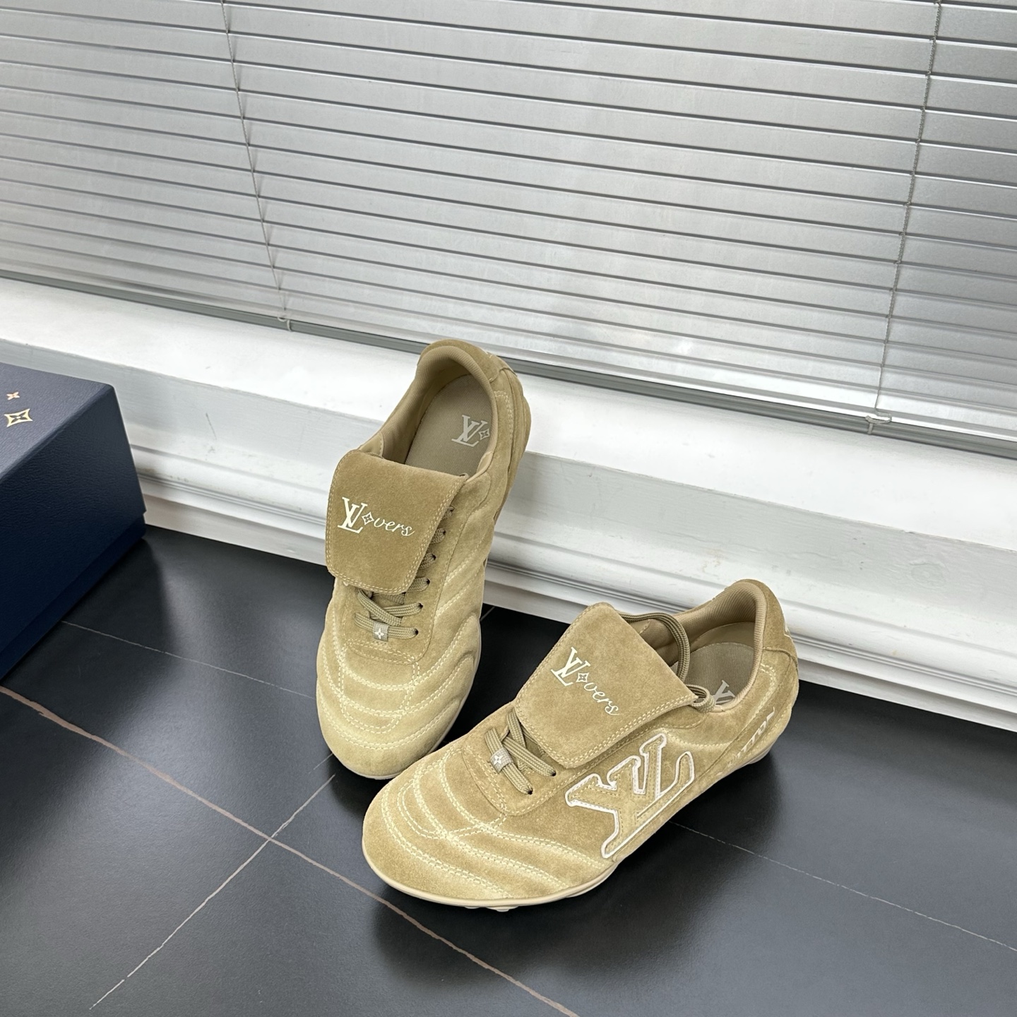 1AHTX7 LV フットプリント サッカー