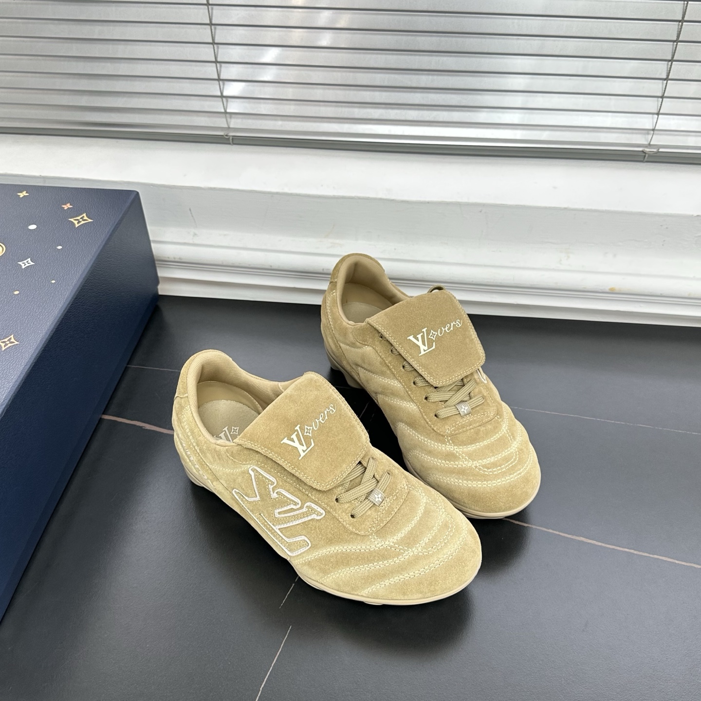 1AHTX7 LV フットプリント サッカー