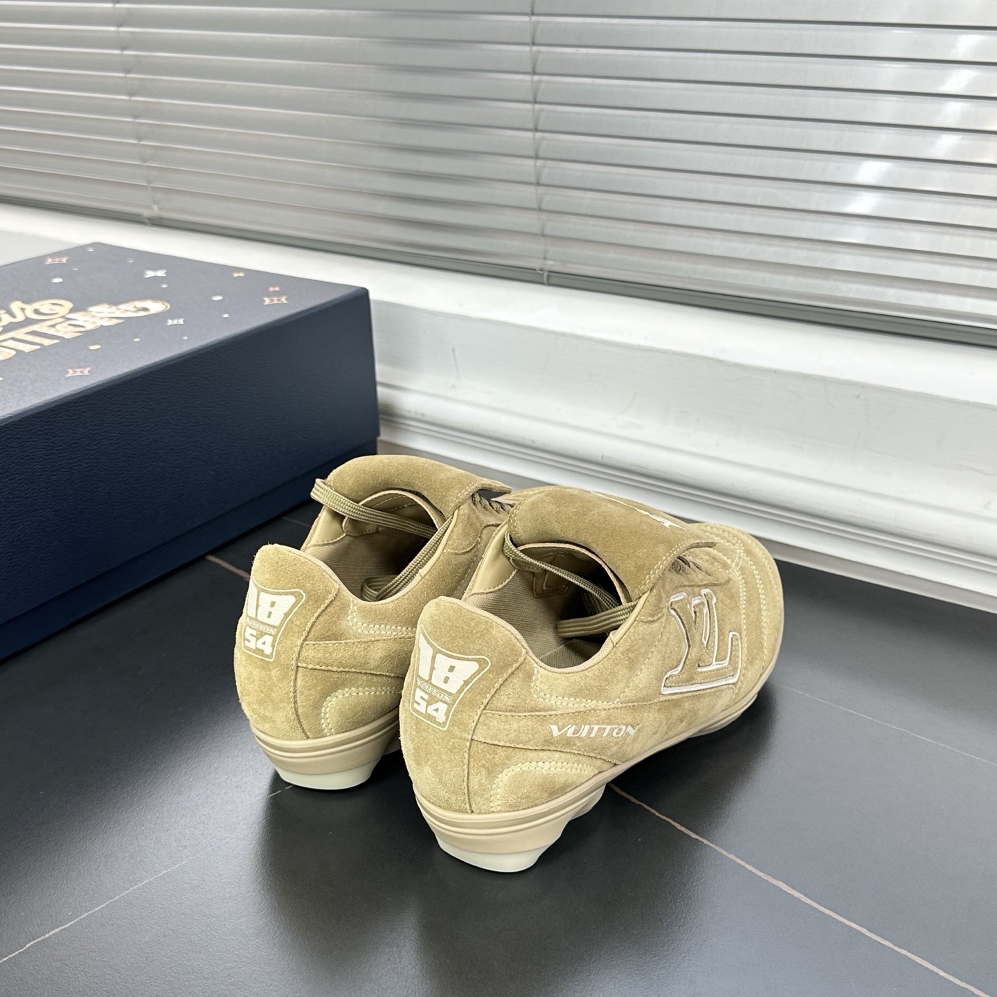 1AHTX7 LV フットプリント サッカー