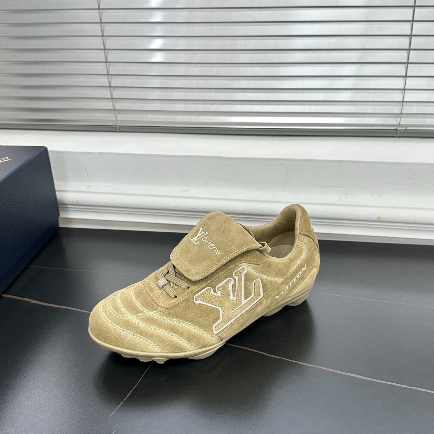 1AHTX7 LV フットプリント サッカー